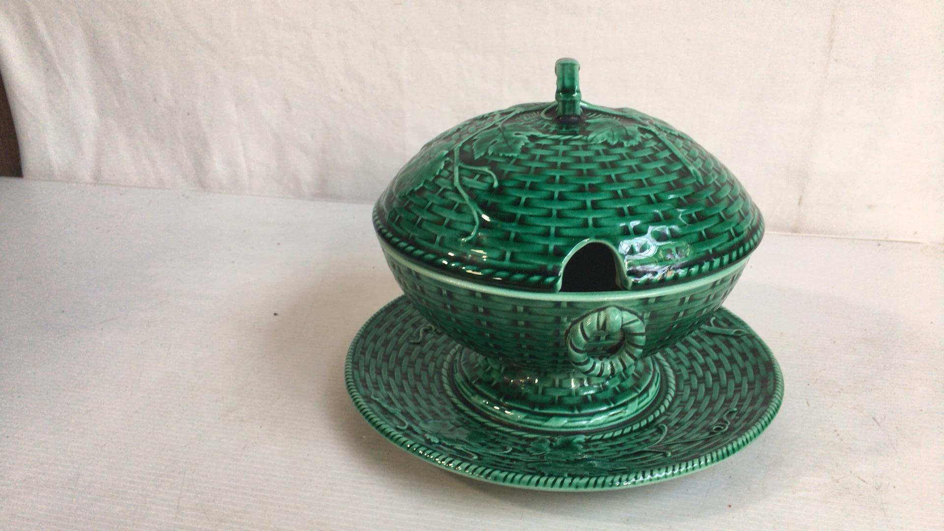 Victorian French Green Majolica Tureen with Stand Sarreguemines, circa 1870 For Sale