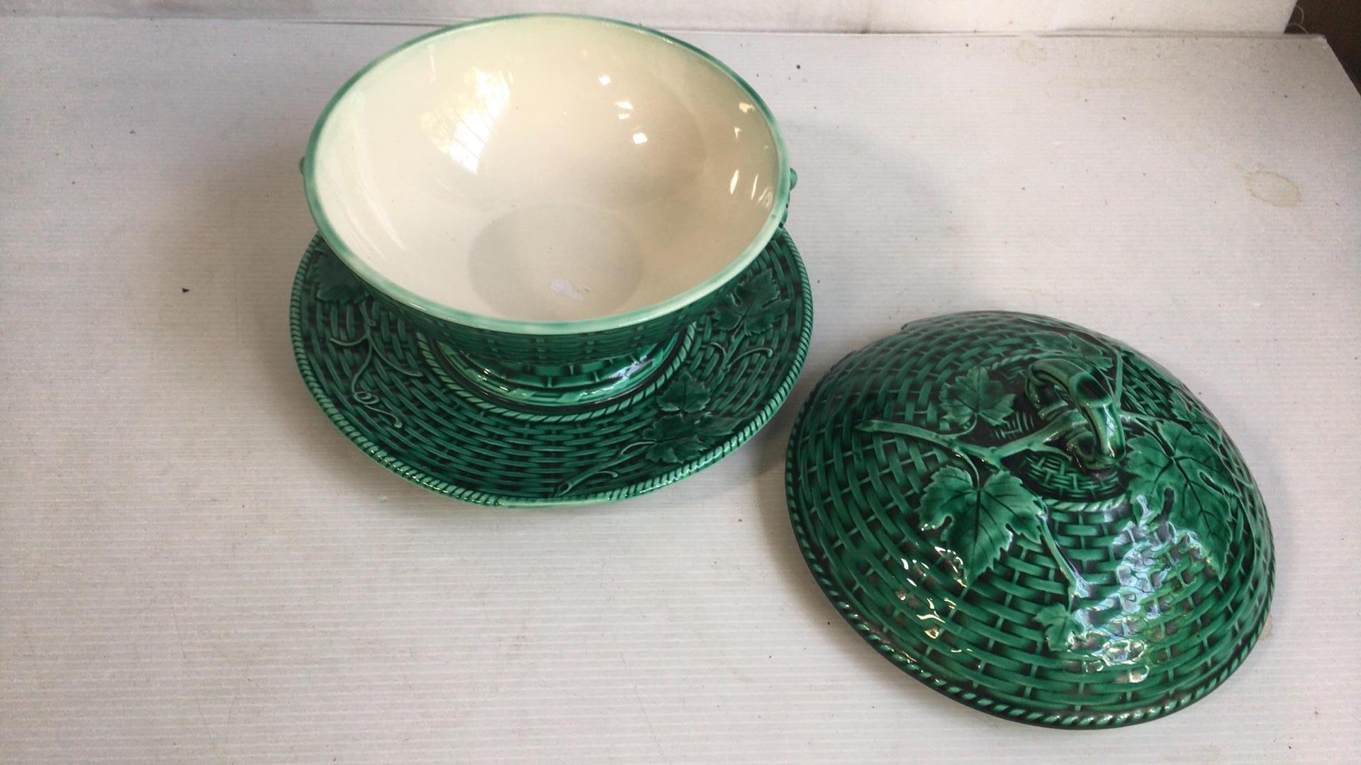 French Green Majolica Tureen with Stand Sarreguemines, circa 1870 In Good Condition For Sale In Austin, TX