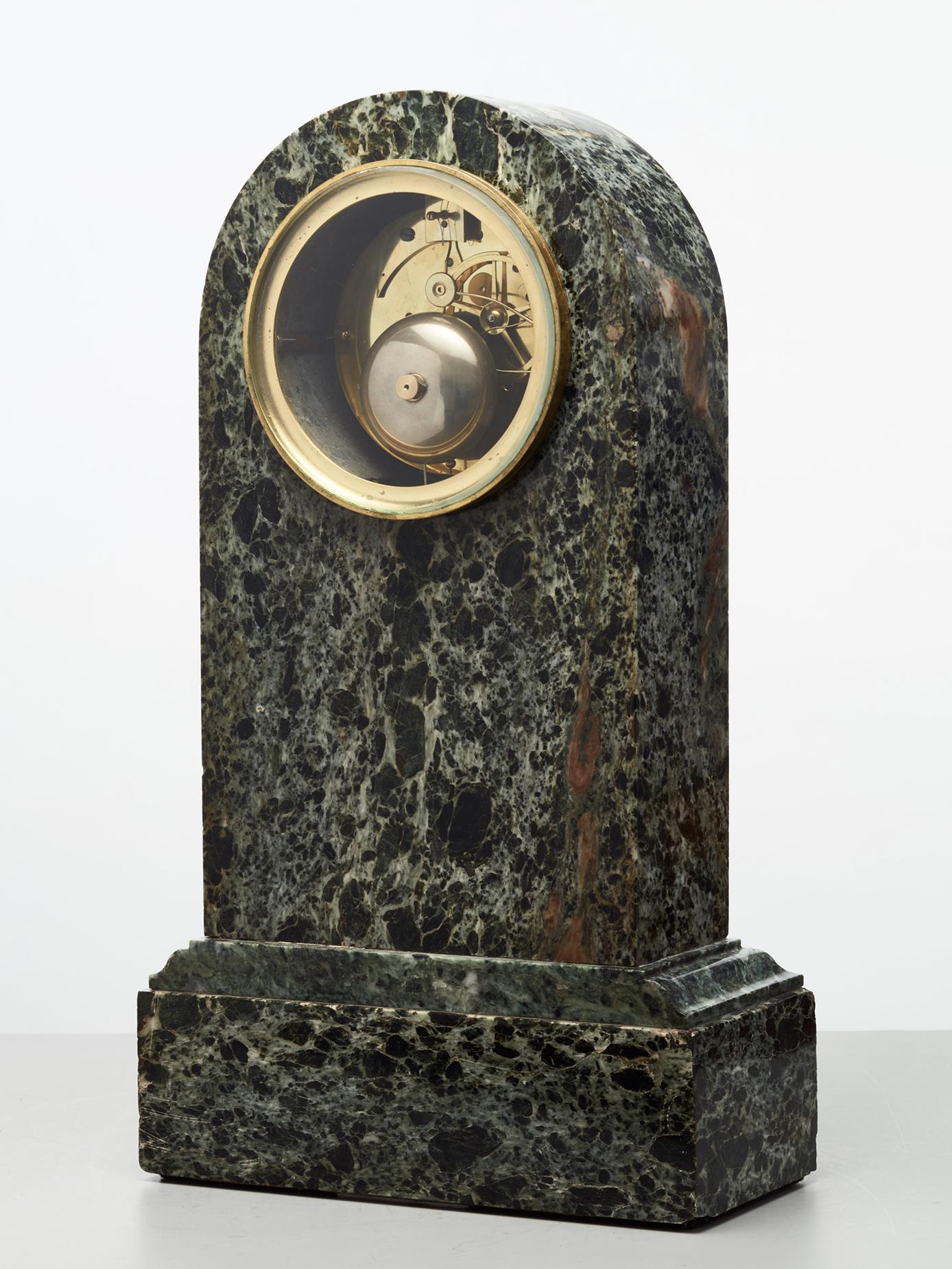 Pendule de cheminée à arc en marbre vert français  Bon état - En vente à HAARLEM, NL