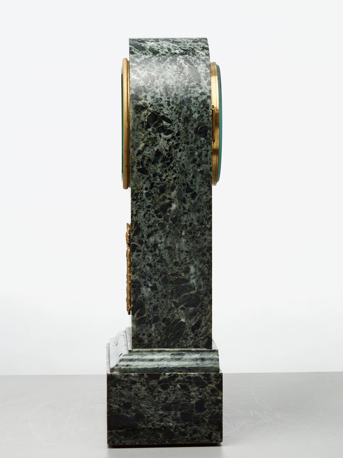 XIXe siècle Pendule de cheminée à arc en marbre vert français  en vente