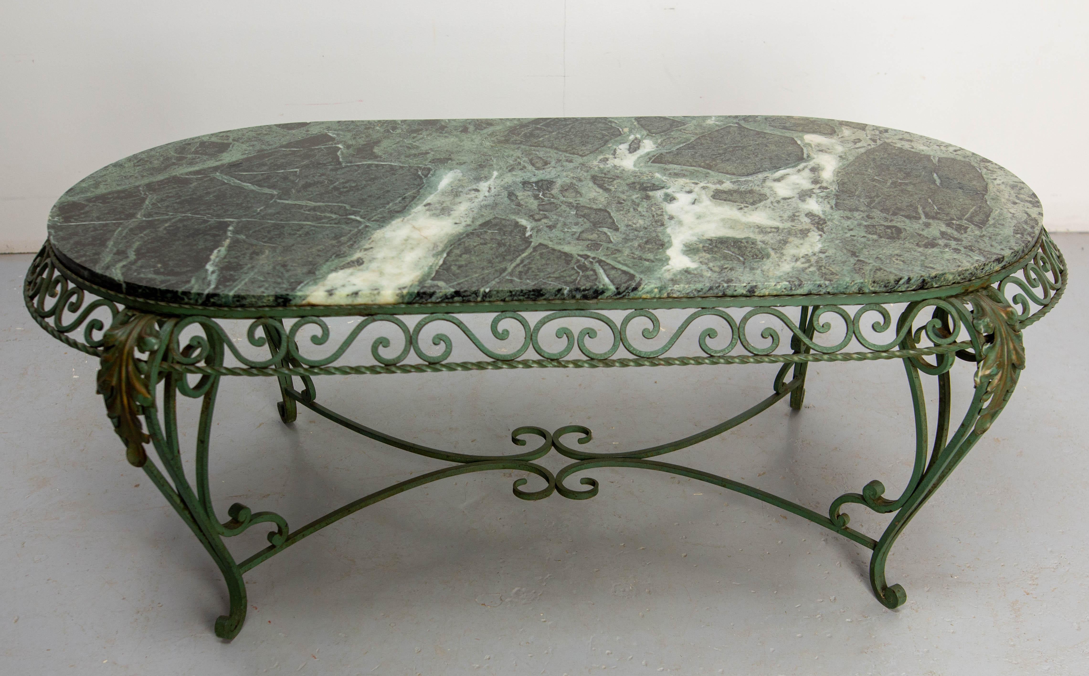 Tavolino da caffè francese con piano in marmo e ferro battuto.
Il piano in marmo verde è in ottime condizioni.
L'uso di linee curve per la base in ferro battuto del tavolo rivela un'ispirazione allo stile Luigi XV.
In buone