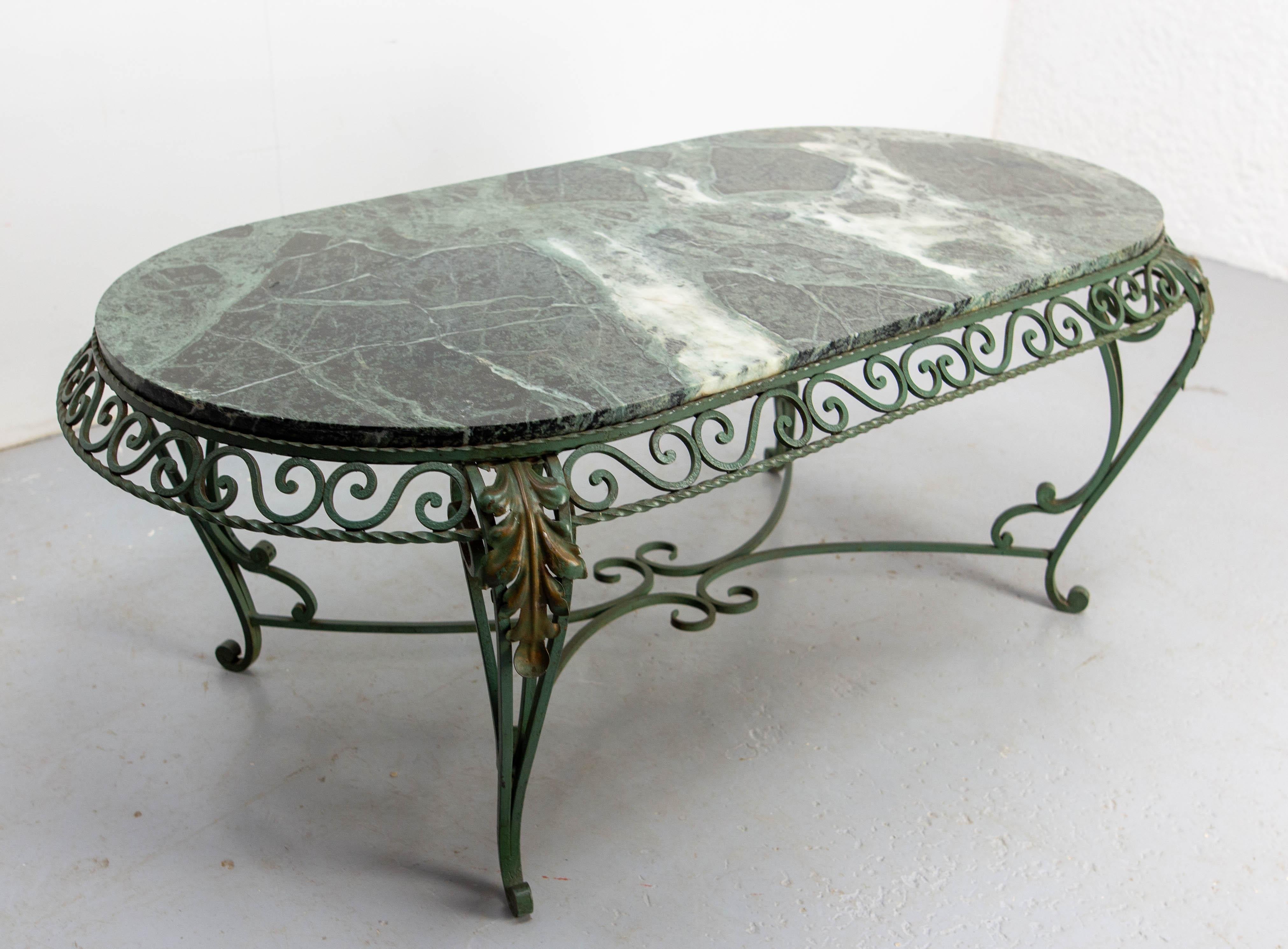 Luigi XV Tavolino ovale francese con piano in marmo verde e ferro battuto, circa 1960 in vendita