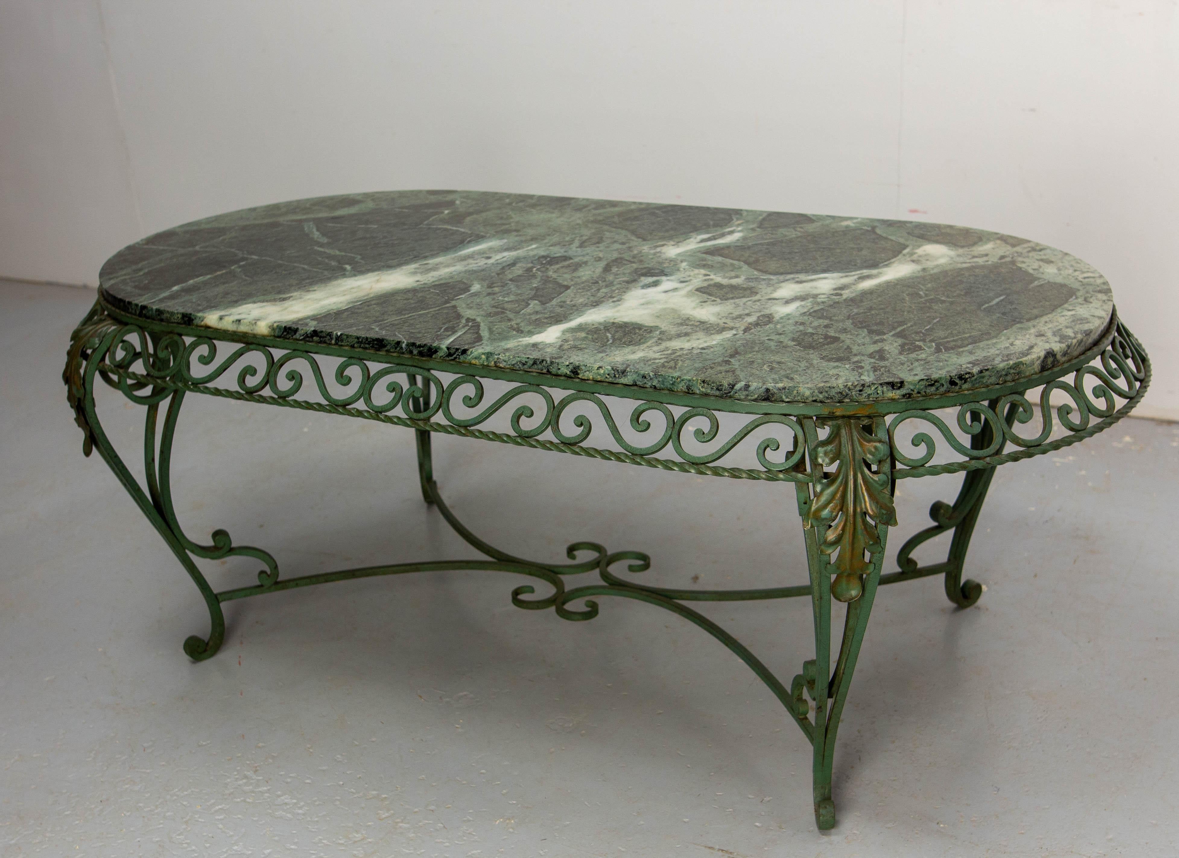 Francese Tavolino ovale francese con piano in marmo verde e ferro battuto, circa 1960 in vendita