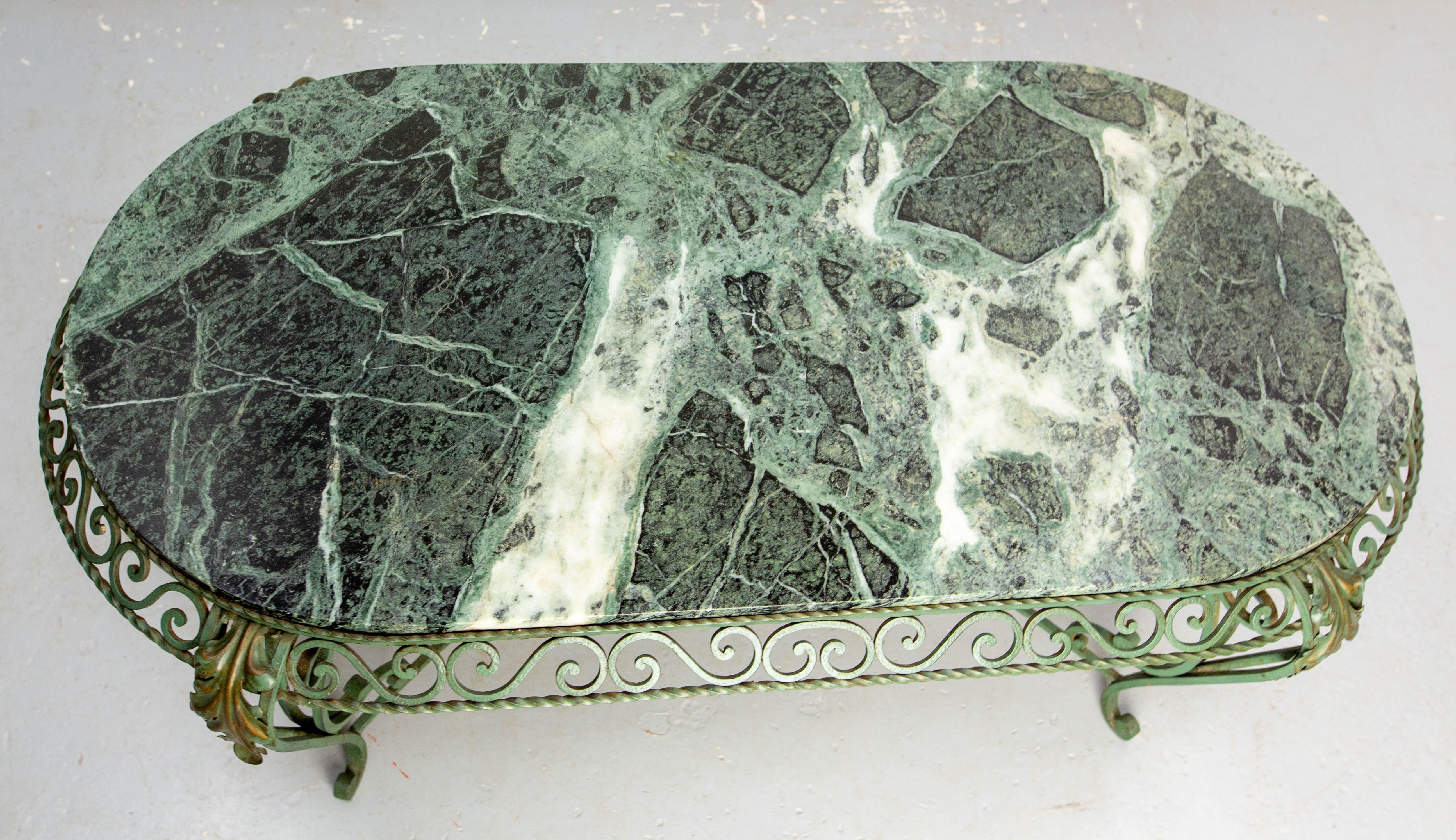 Tavolino ovale francese con piano in marmo verde e ferro battuto, circa 1960 In condizioni buone in vendita a Labrit, Landes
