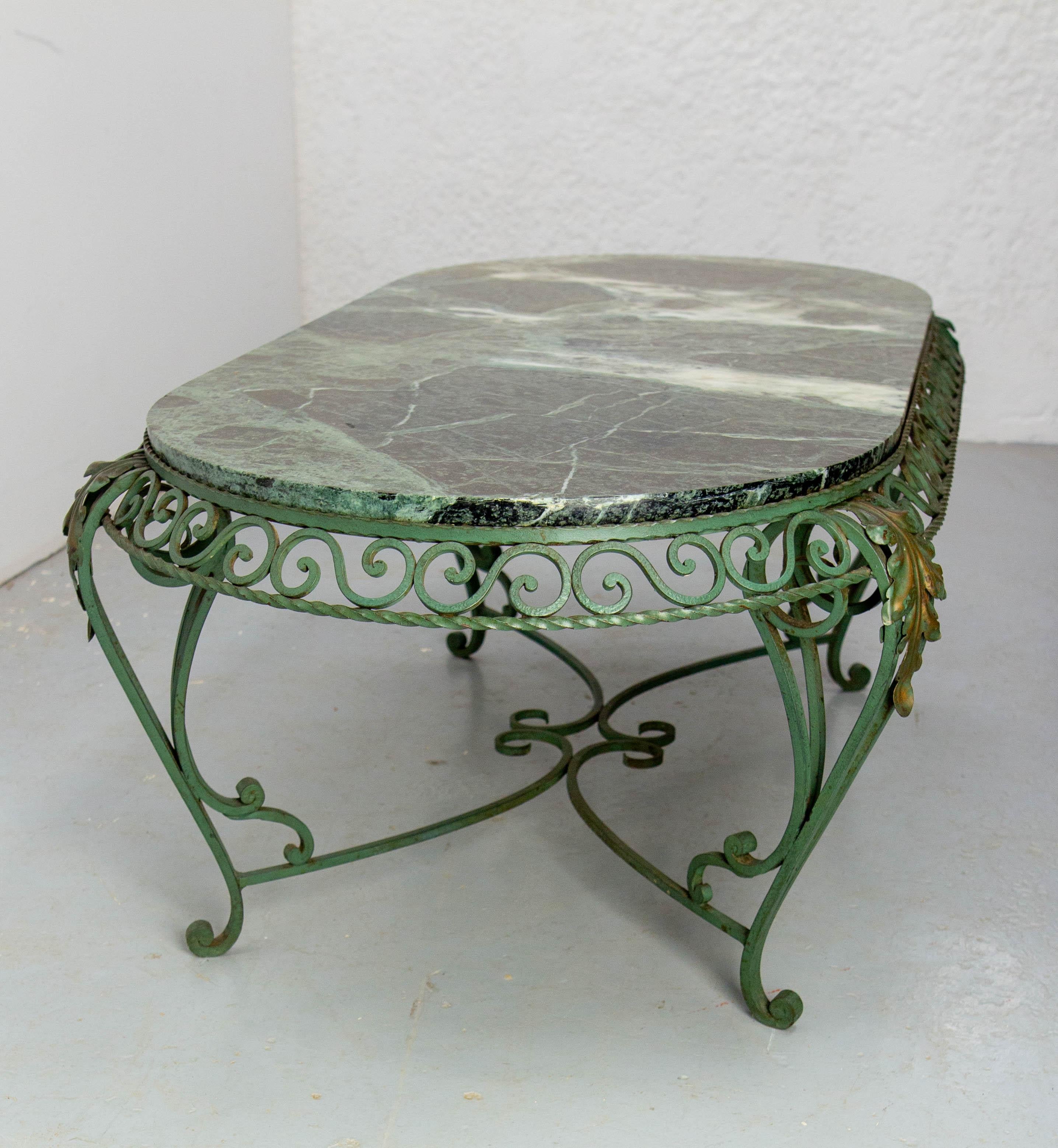 Metà XX secolo Tavolino ovale francese con piano in marmo verde e ferro battuto, circa 1960 in vendita