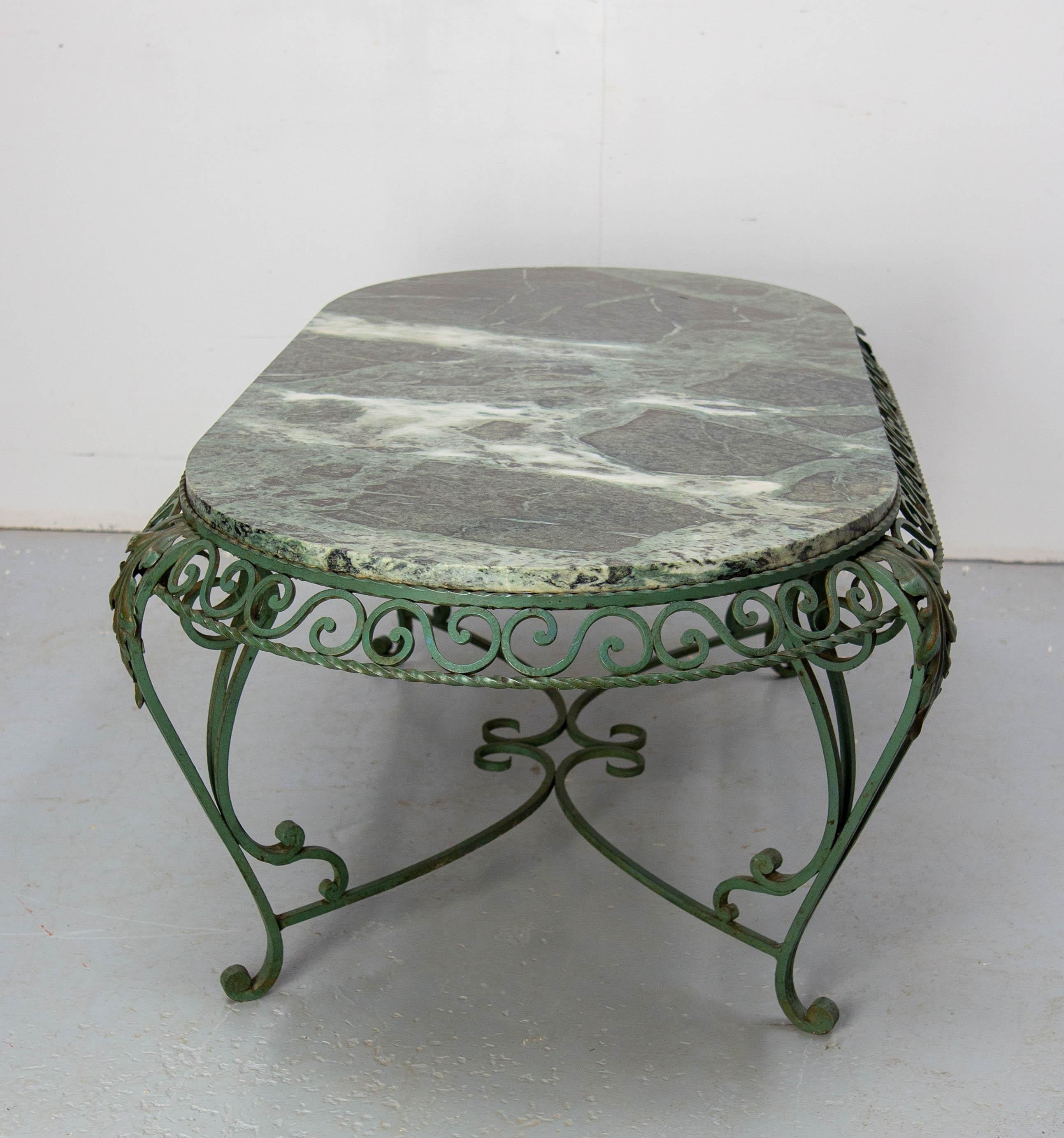 Ferro battuto Tavolino ovale francese con piano in marmo verde e ferro battuto, circa 1960 in vendita