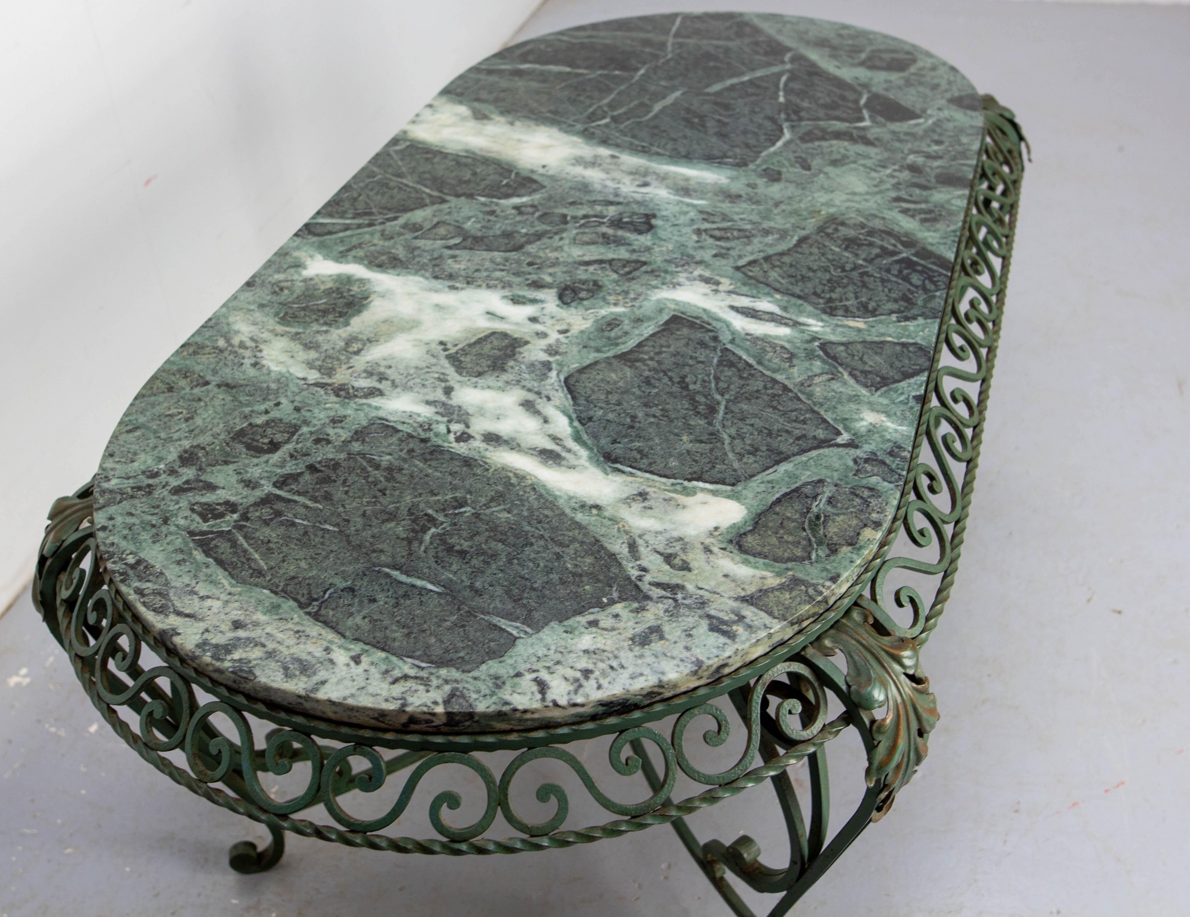 Tavolino ovale francese con piano in marmo verde e ferro battuto, circa 1960 in vendita 1