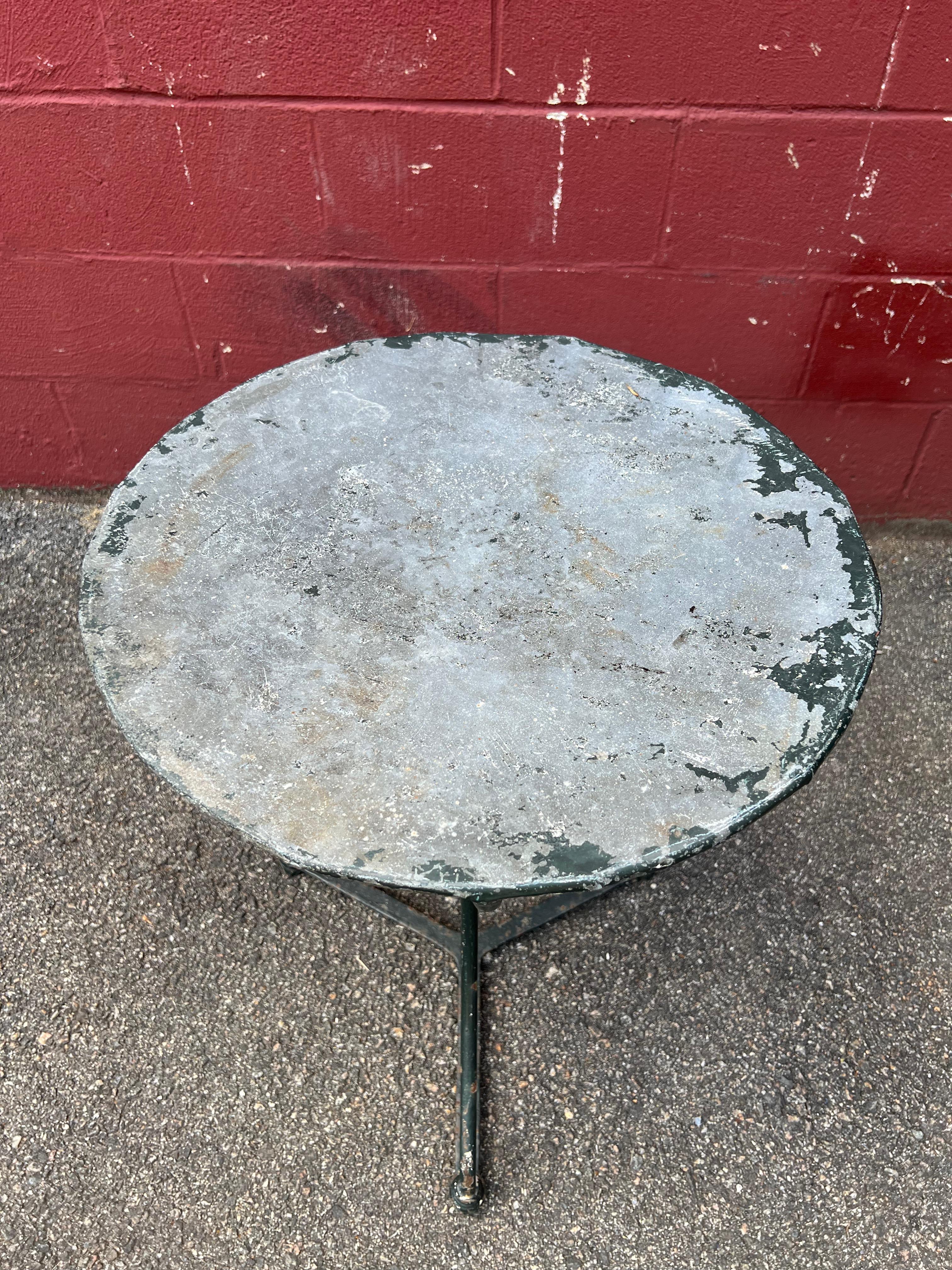 French Green Painted Bistro Table In Good Condition For Sale In Buchanan, NY