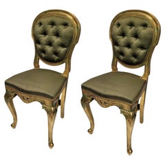 Paire de chaises vertes françaises en bois sculpté et doré, style Louis XV