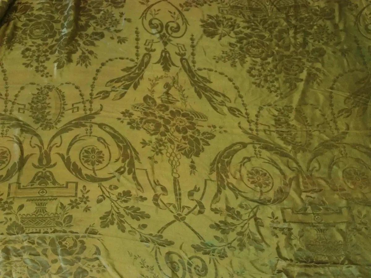 French Green Silk 18th Century For Sale 1