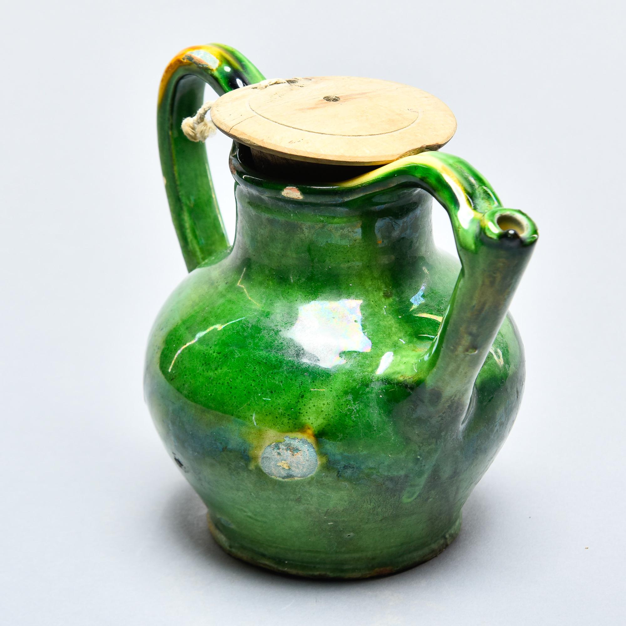 Französischer grüner Wasserkrug mit hölzernem Deckel (Keramik) im Angebot