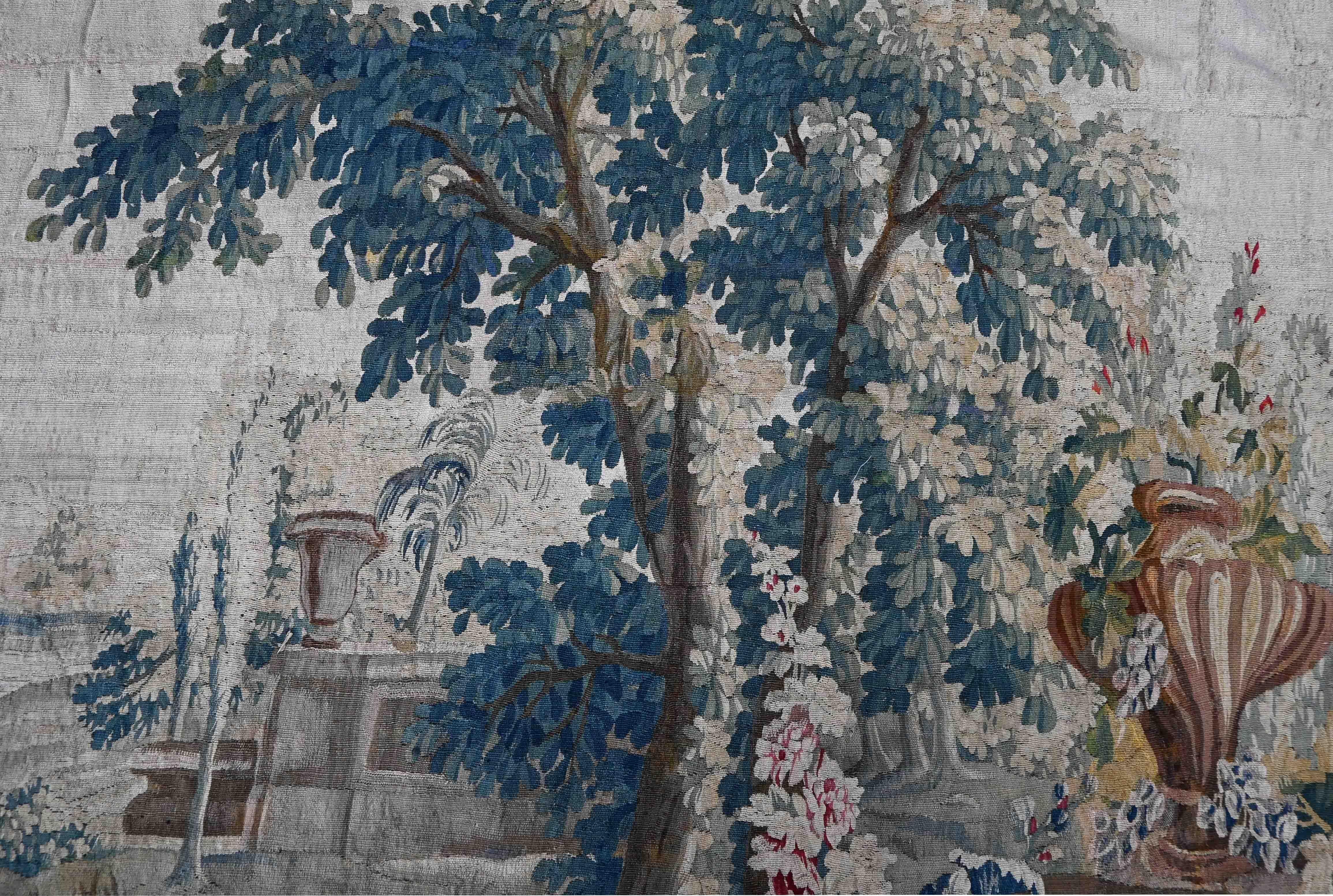 Französischer grüner Wandteppich von AUBUSSON aus dem 18. Jahrhundert - 348Lx216 - N° 1597 (Handgewebt) im Angebot