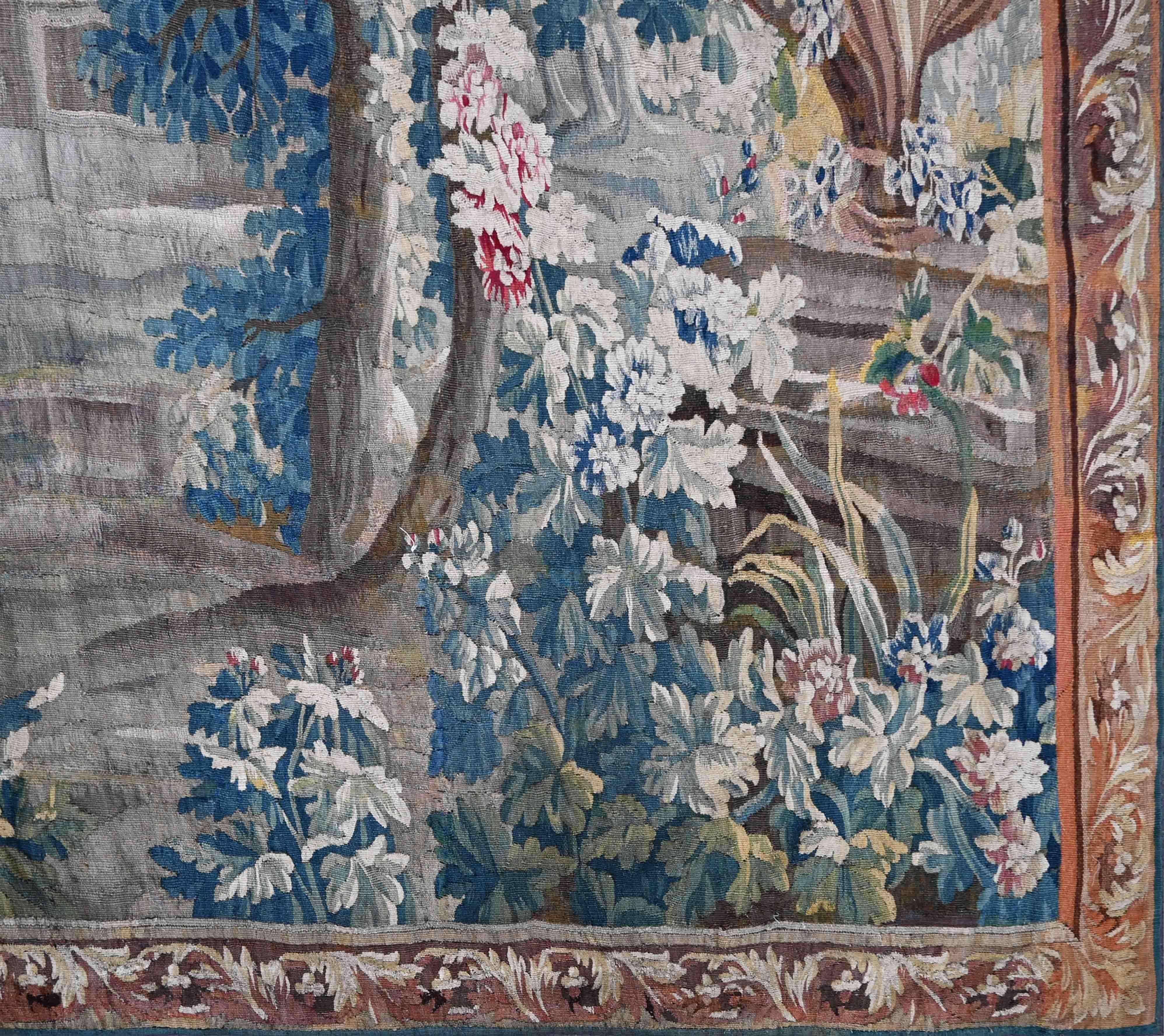 Französischer grüner Wandteppich von AUBUSSON aus dem 18. Jahrhundert - 348Lx216 - N° 1597 im Zustand „Hervorragend“ im Angebot in Paris, FR