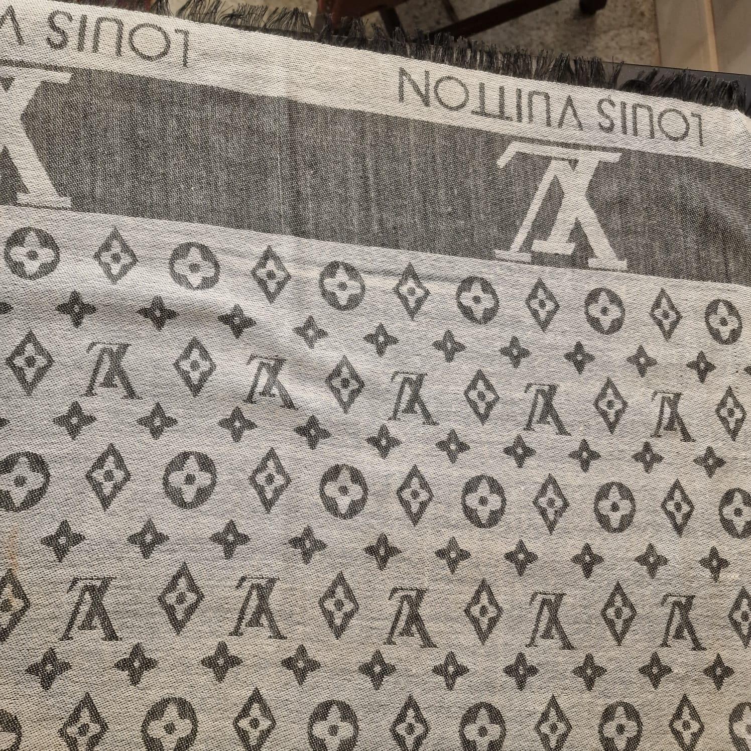 French grey and white Louis Vuitton scarf, with the logo as a graphic motif For Sale 5