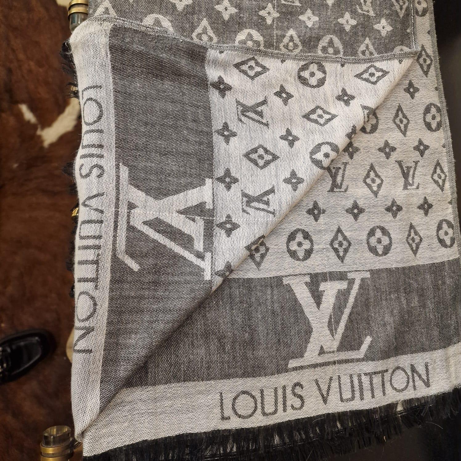 French grey and white Louis Vuitton scarf, with the logo as a graphic motif For Sale 6