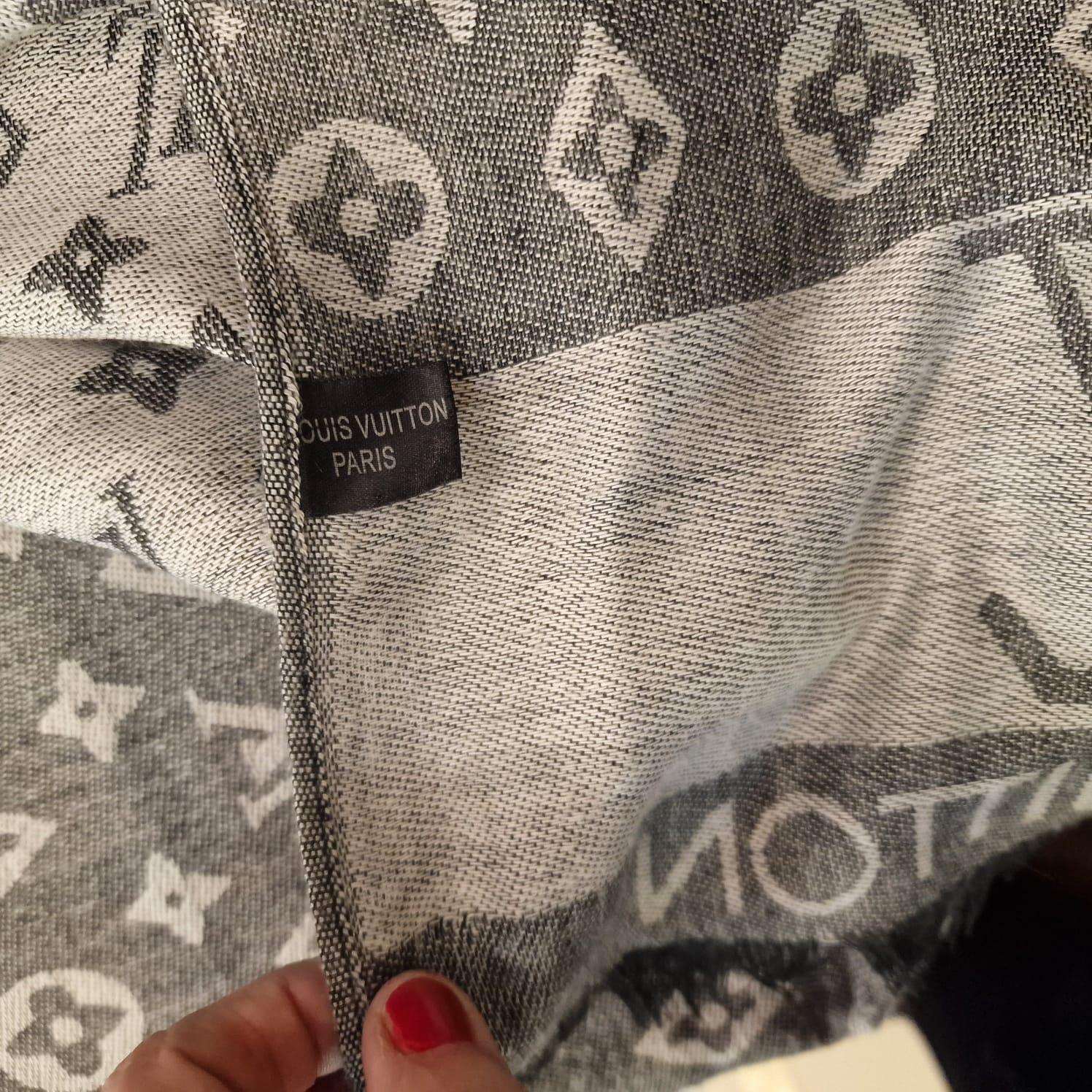 French grey and white Louis Vuitton scarf, with the logo as a graphic motif For Sale 7