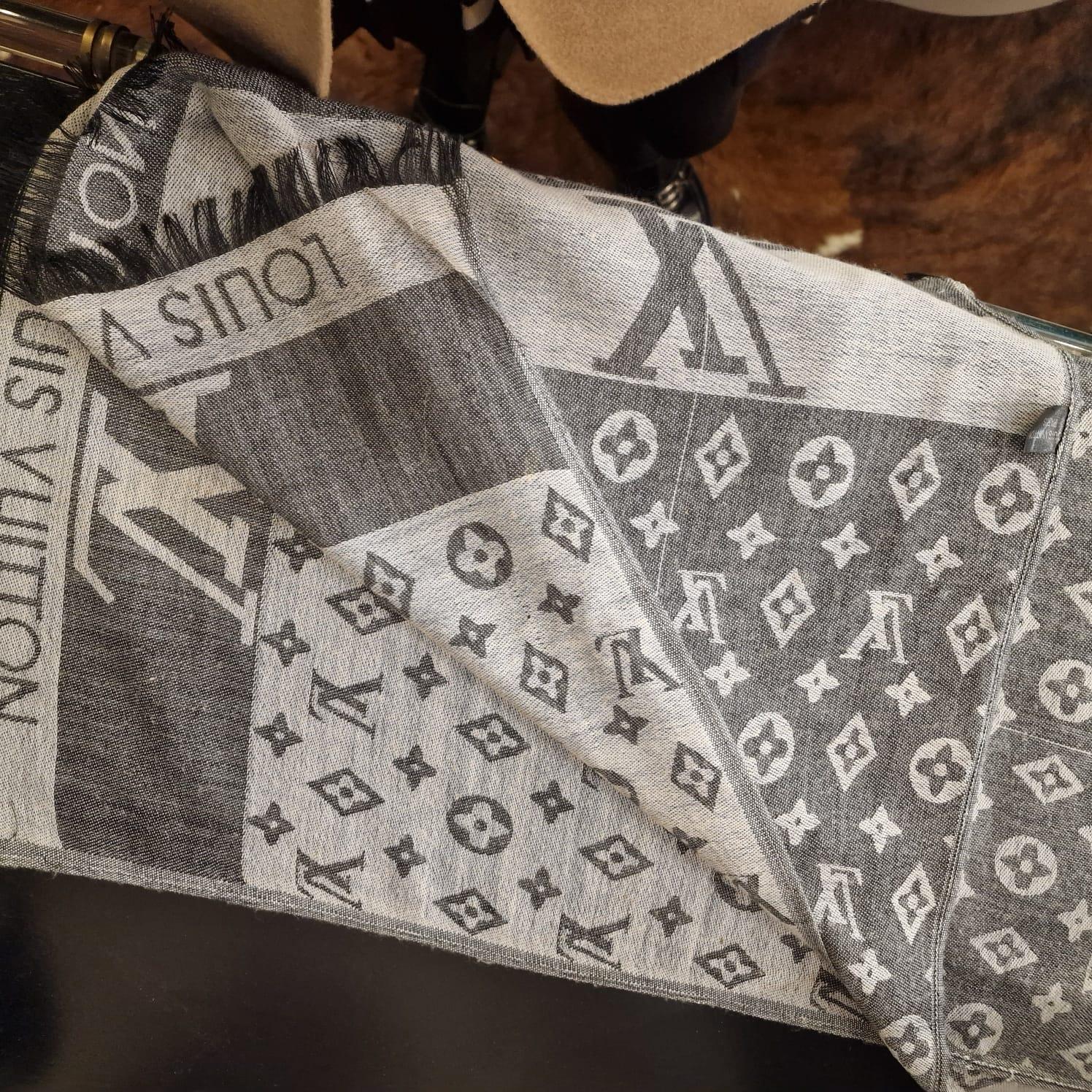 French grey and white Louis Vuitton scarf, with the logo as a graphic motif For Sale 8