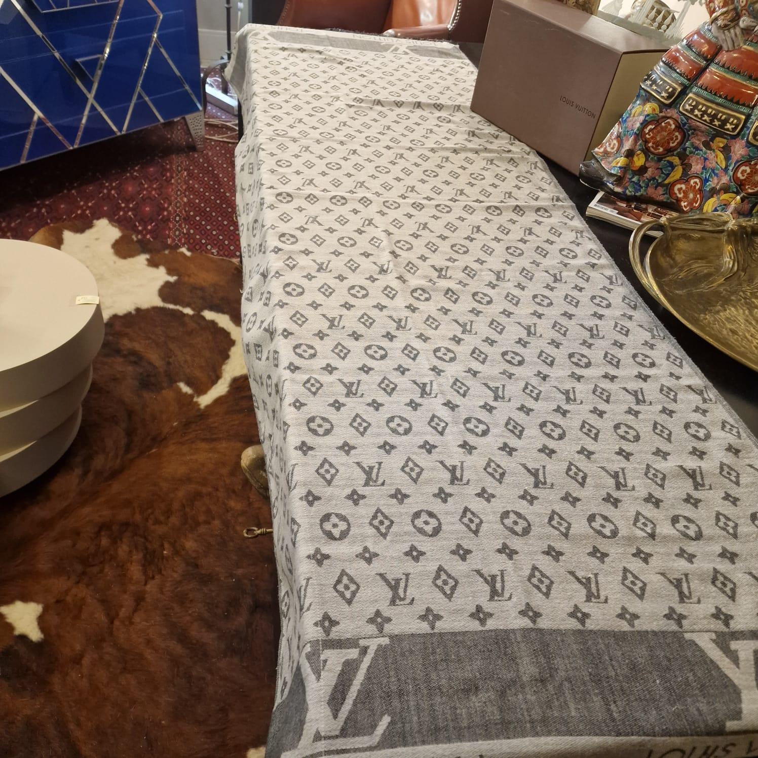 French grey and white Louis Vuitton scarf, with the logo as a graphic motif For Sale 10