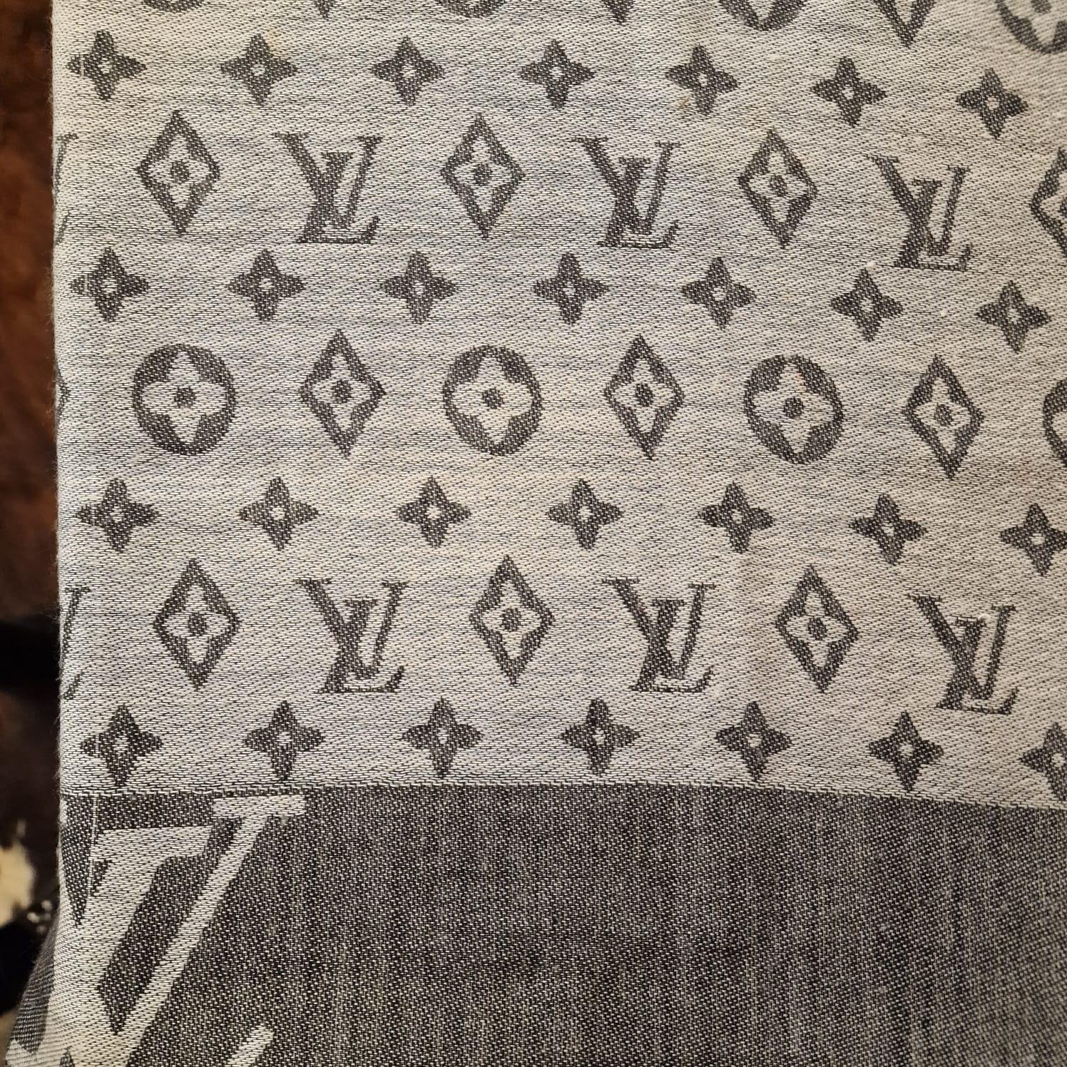 French grey and white Louis Vuitton scarf, with the logo as a graphic motif For Sale 11