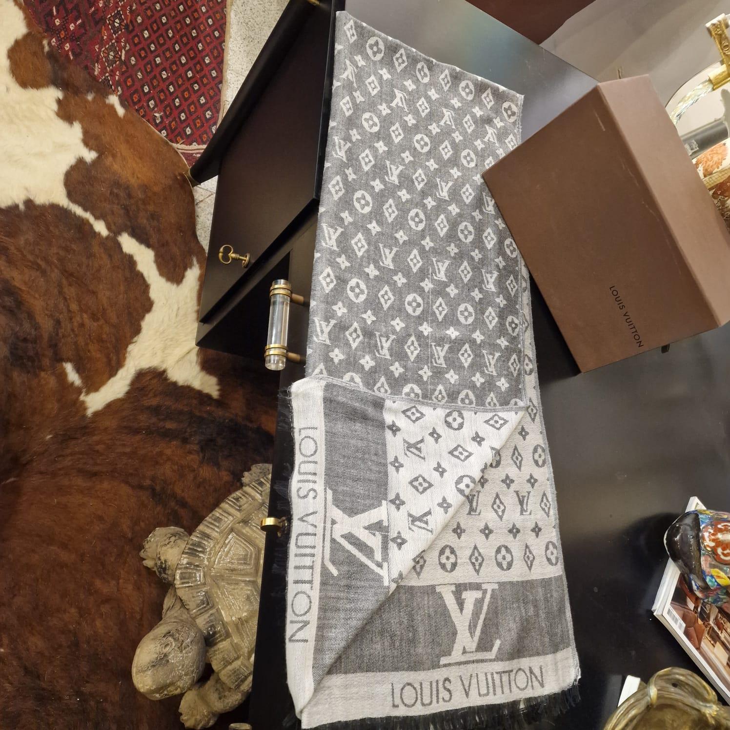 Silk Monogram Shawl Stole
Large grey and white Louis Vuitton scarf, with the logo as a graphic motif
Gorgeous Wool and silk Louis Vuitton scarf, the prestigious French house, large in size and with the LV initials characteristic of the house and a