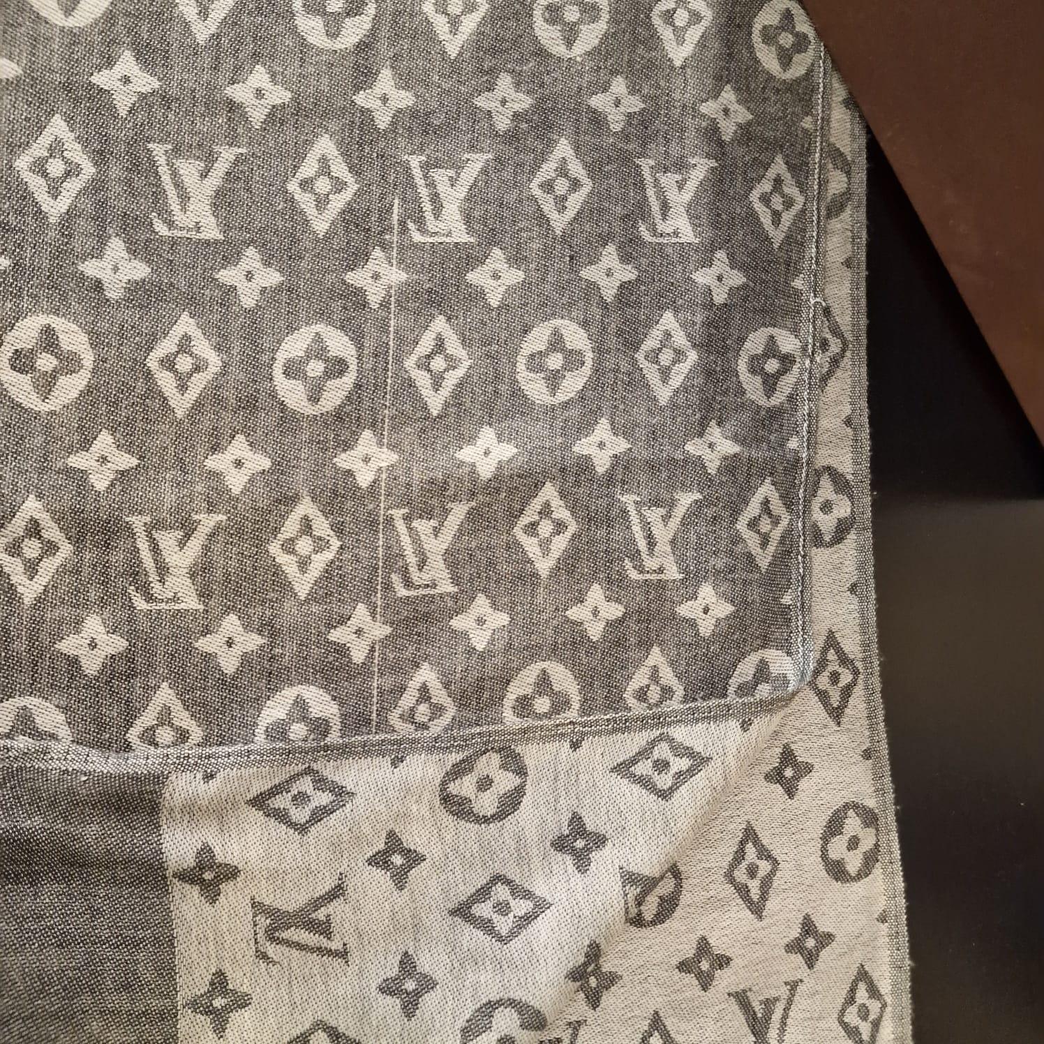 French grey and white Louis Vuitton scarf, with the logo as a graphic motif For Sale 1