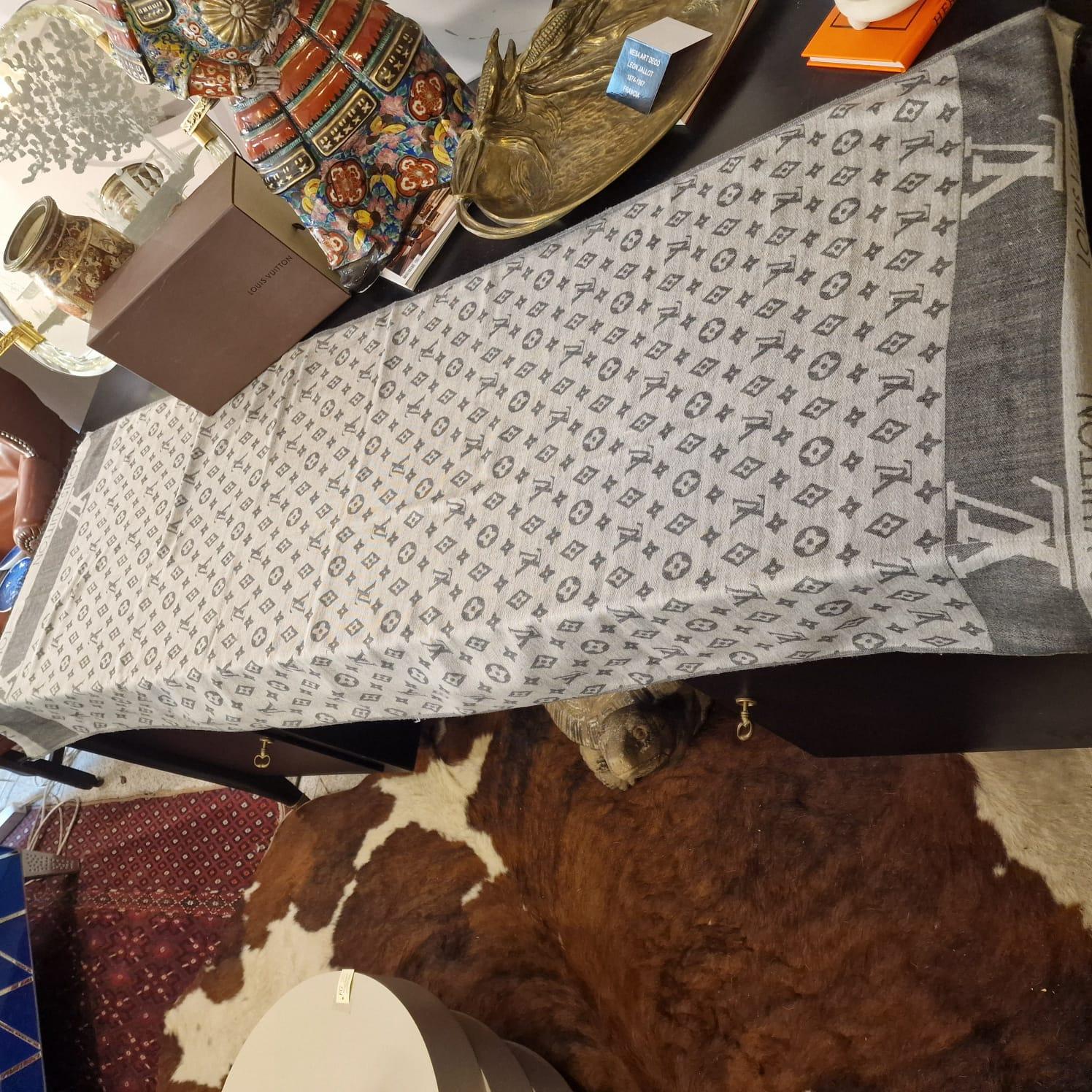 French grey and white Louis Vuitton scarf, with the logo as a graphic motif For Sale 2
