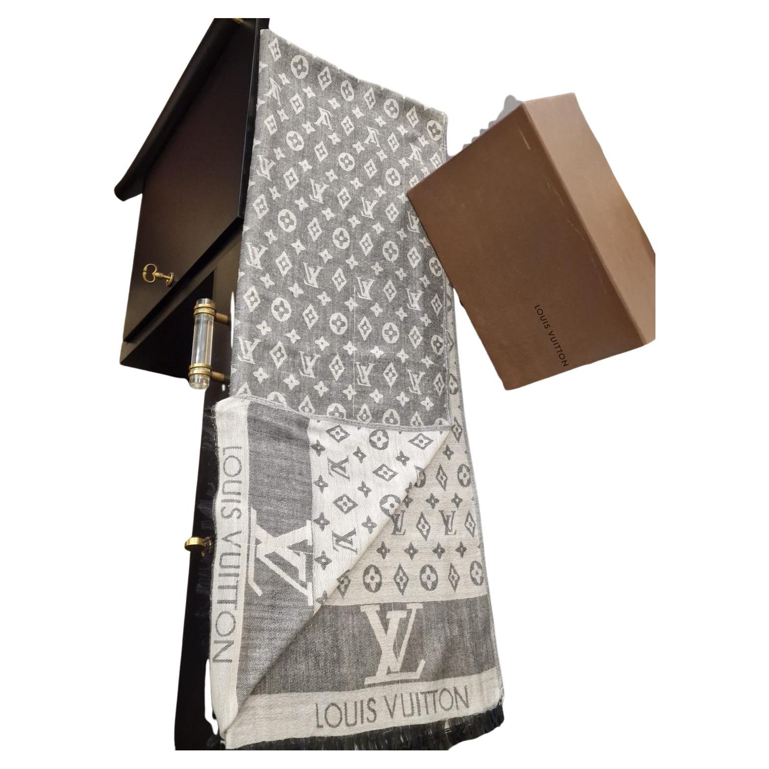 How do I wear a Louis Vuitton scarf?
