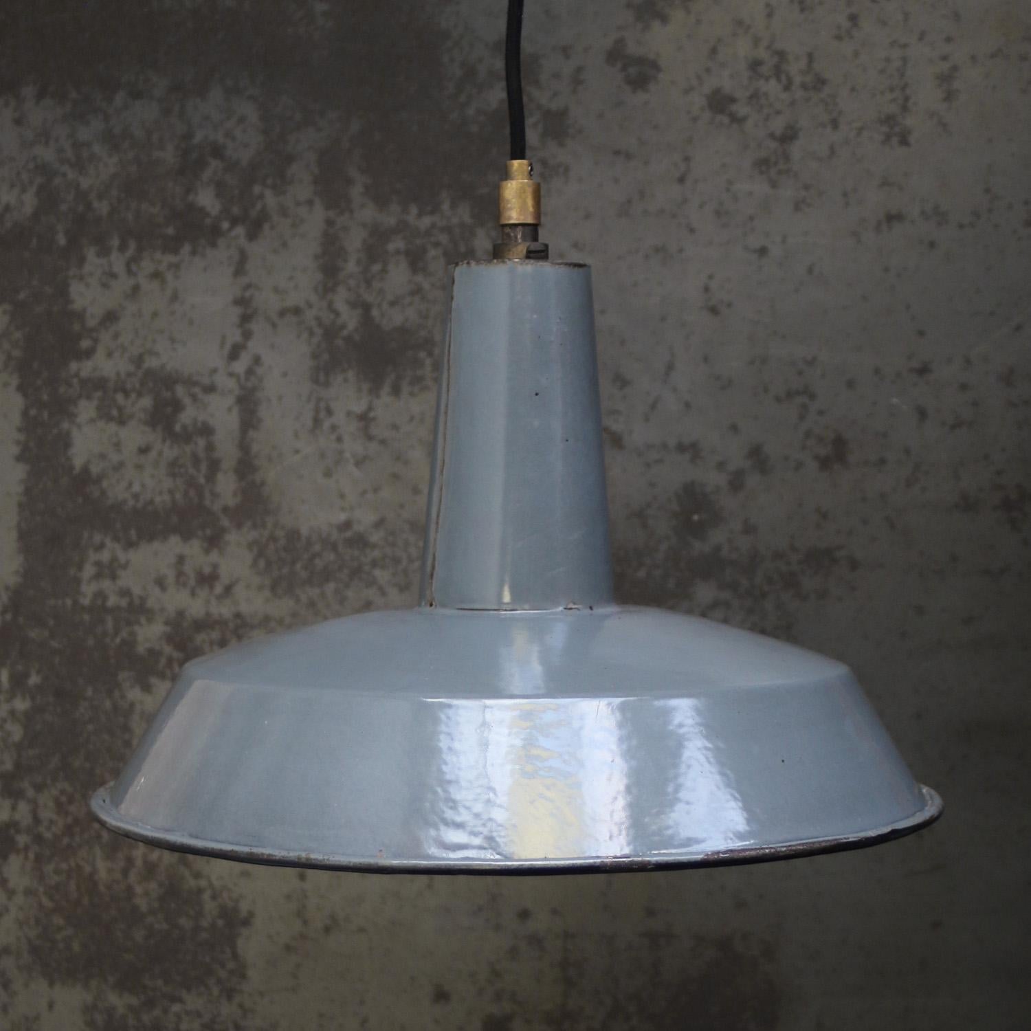 Ciondolo industriale vintage francese
smalto grigio, interni bianchi. 

Peso: 1,80 kg / 4 lb

Prezzo per singolo articolo. Tutte le lampade sono state rese idonee dagli standard internazionali per le lampadine a incandescenza, a risparmio energetico