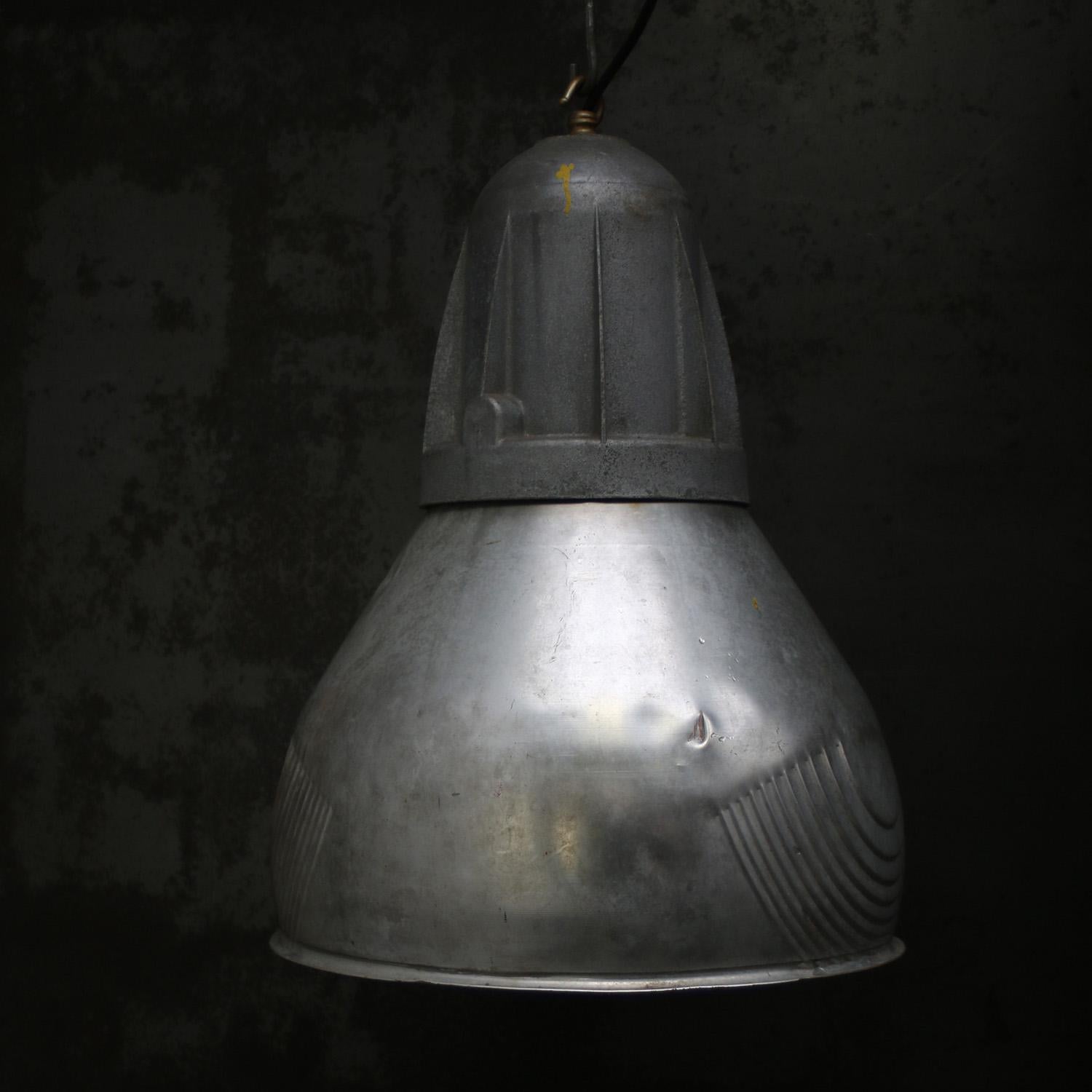 Lampe suspendue industrielle par Mazda, France.
Aluminium gris

Poids : 4,00 kg / 8,8 lb

Le prix est fixé par article individuel. Toutes les lampes ont été rendues conformes aux normes internationales pour les ampoules à incandescence, les ampoules
