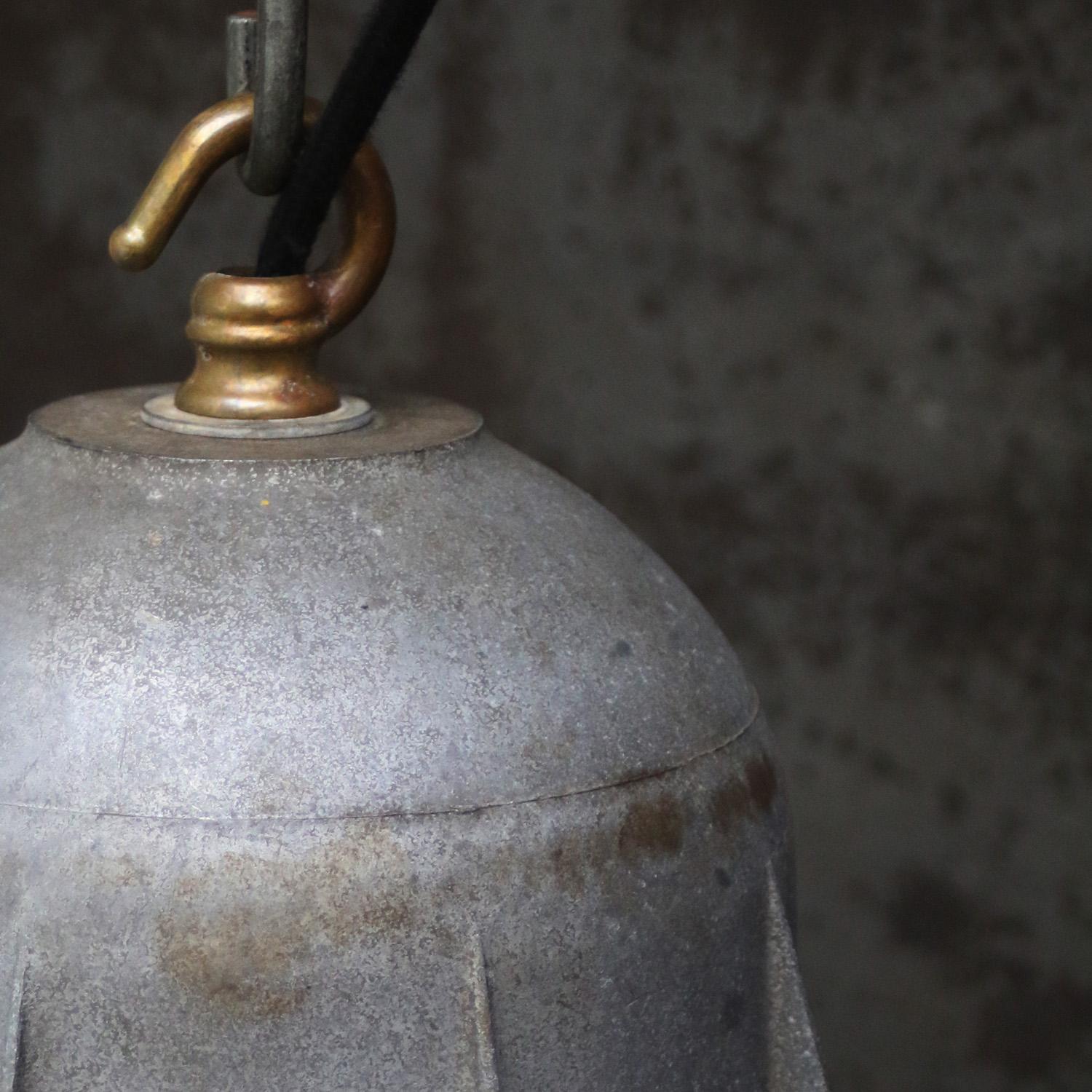 Industriel Lampes suspendues industrielles vintage en métal gris par Mazda, France en vente
