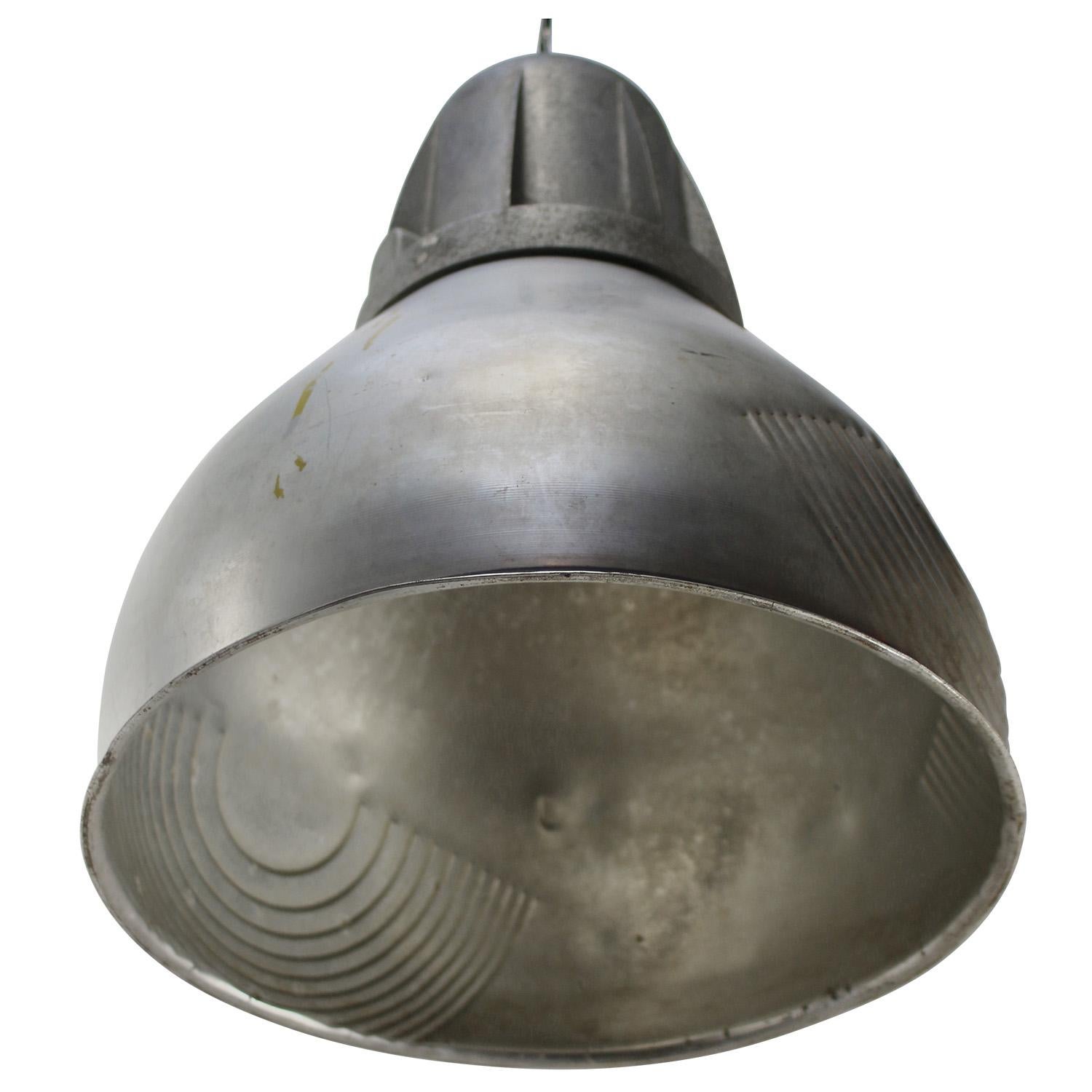 Français Lampes suspendues industrielles vintage en métal gris par Mazda, France en vente