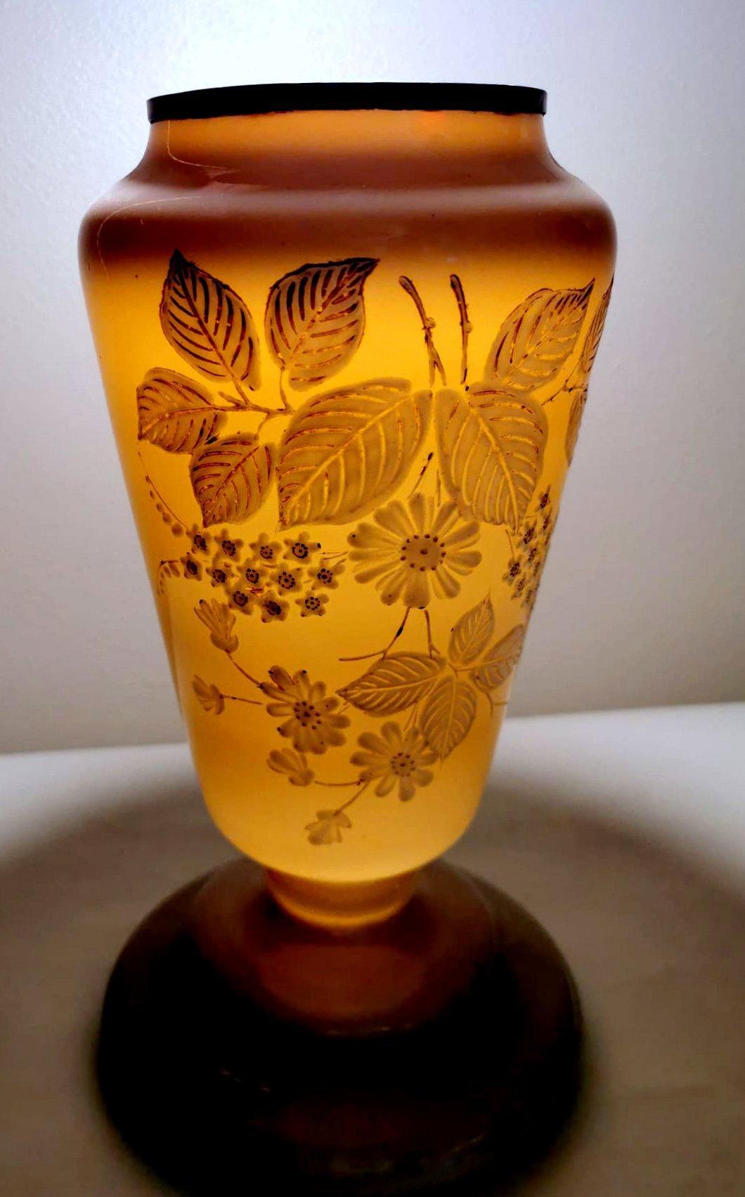 Vase en verre opalin gris français avec fleurs peintes à la main de style Liberty en vente 2