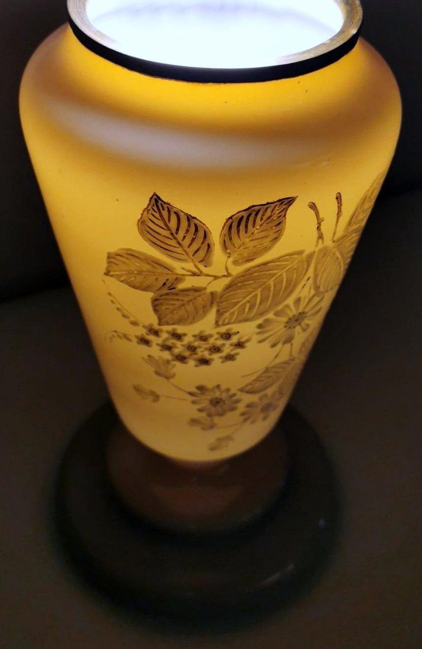 Vase en verre opalin gris français avec fleurs peintes à la main de style Liberty en vente 3