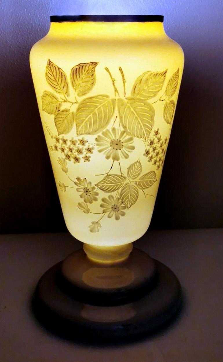 Vase en verre opalin gris français avec fleurs peintes à la main de style Liberty en vente 4