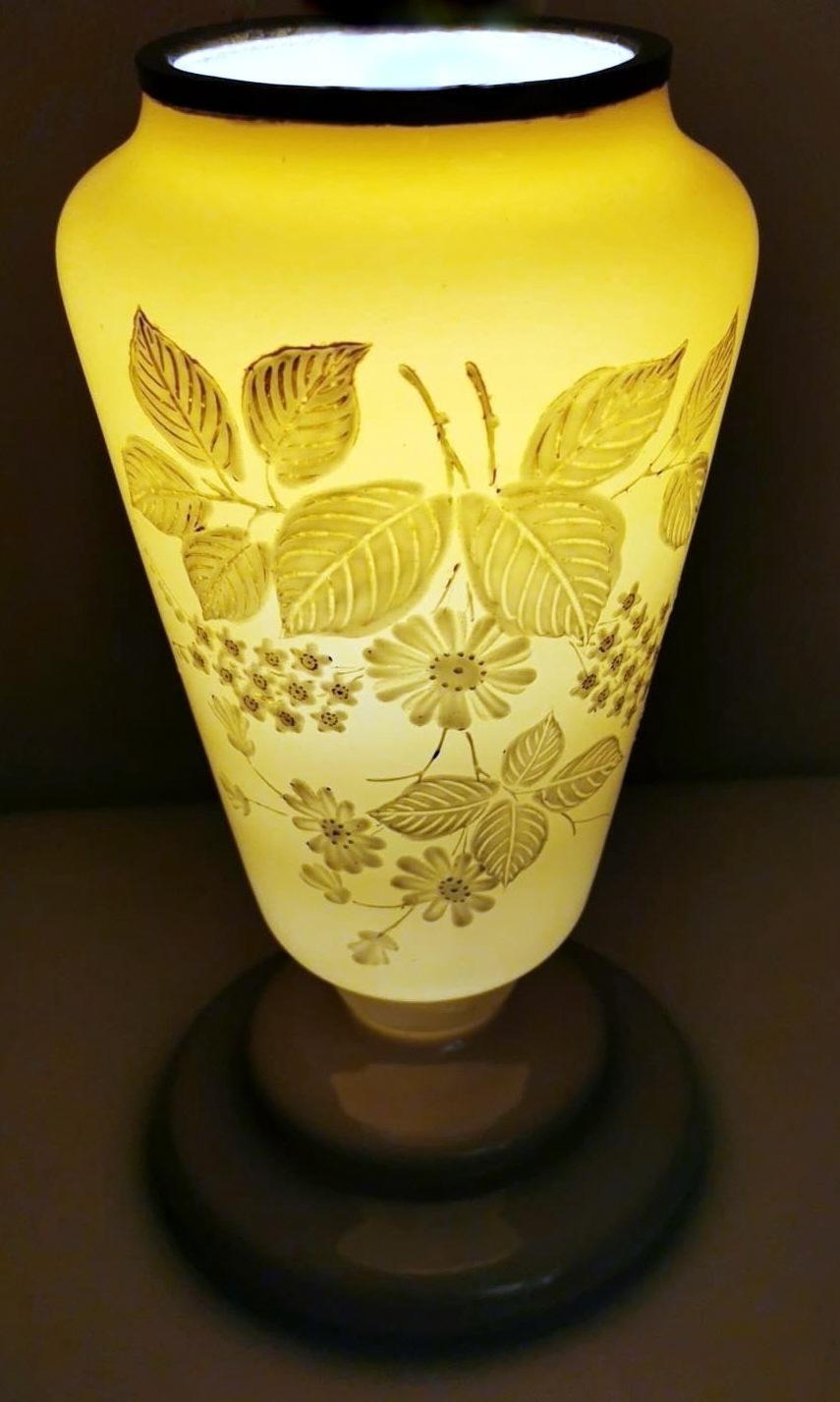 Vase en verre opalin gris français avec fleurs peintes à la main de style Liberty en vente 5