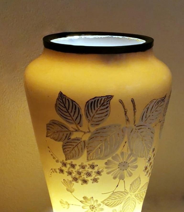 Vase en verre opalin gris français avec fleurs peintes à la main de style Liberty en vente 6