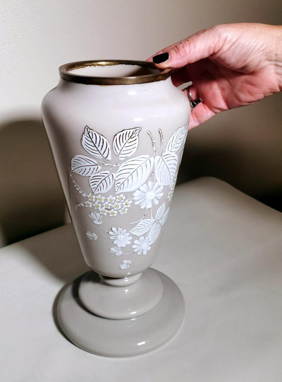 Vase en verre opalin gris français avec fleurs peintes à la main de style Liberty en vente 7