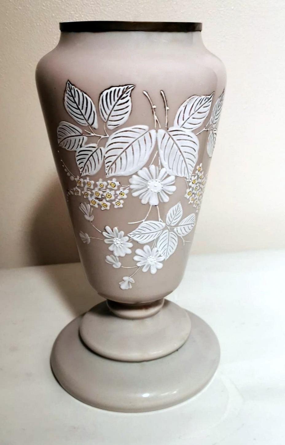 Art nouveau Vase en verre opalin gris français avec fleurs peintes à la main de style Liberty en vente