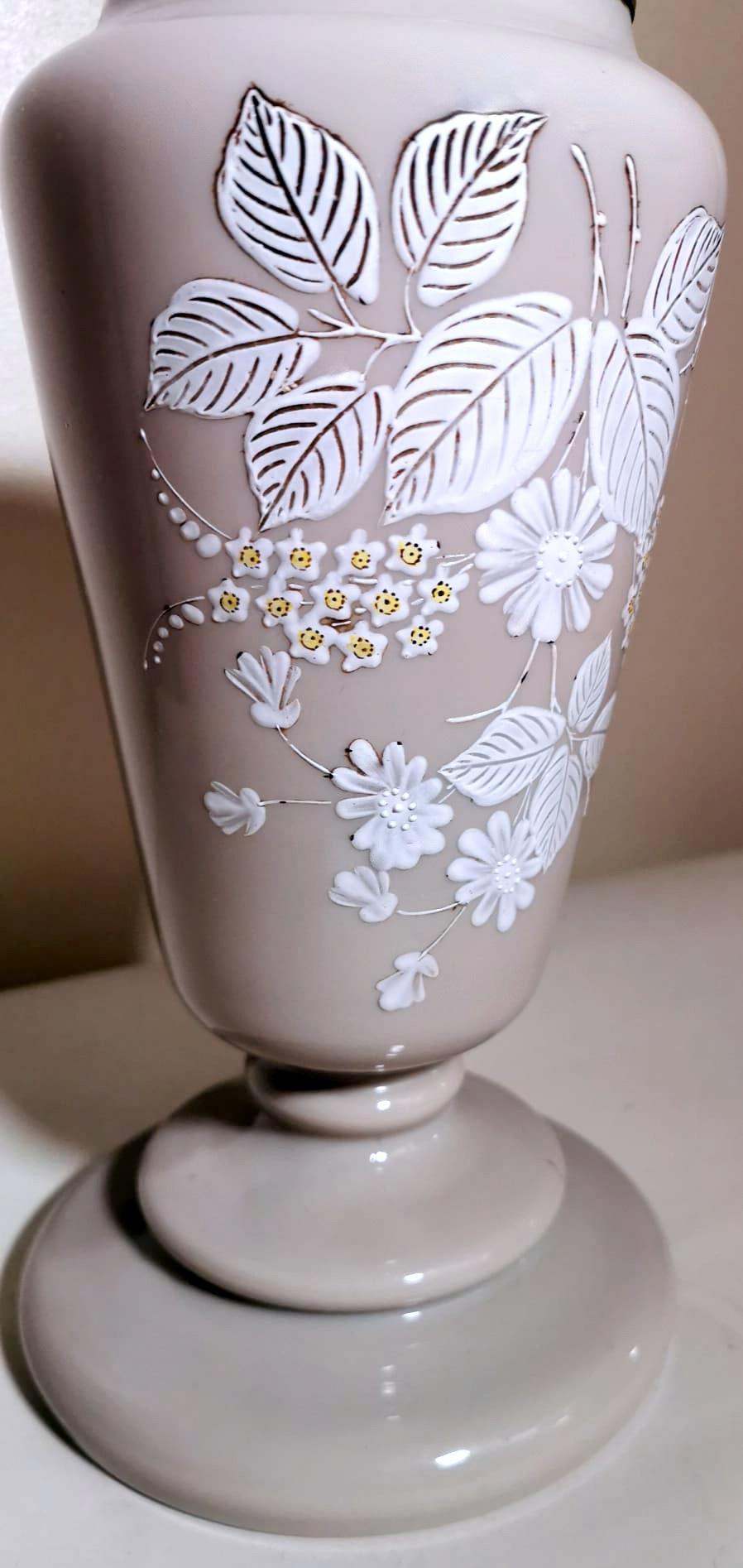 Français Vase en verre opalin gris français avec fleurs peintes à la main de style Liberty en vente