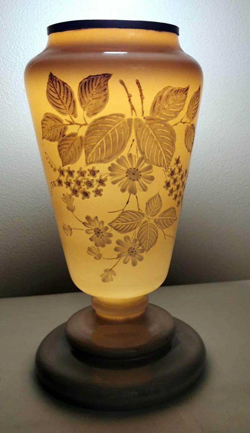 Vase en verre opalin gris français avec fleurs peintes à la main de style Liberty en vente 1