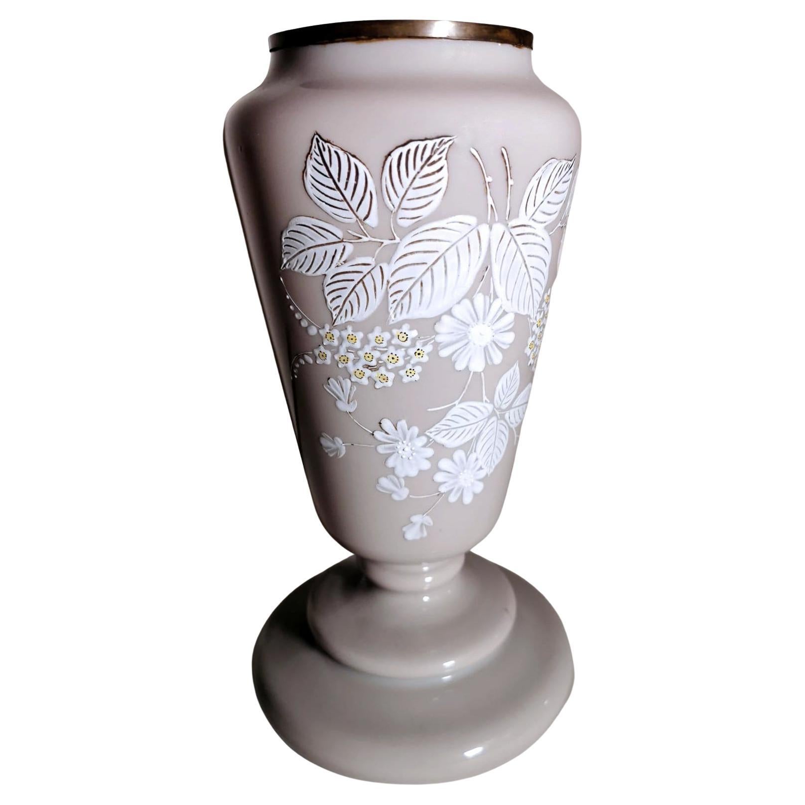 Vase en verre opalin gris français avec fleurs peintes à la main de style Liberty