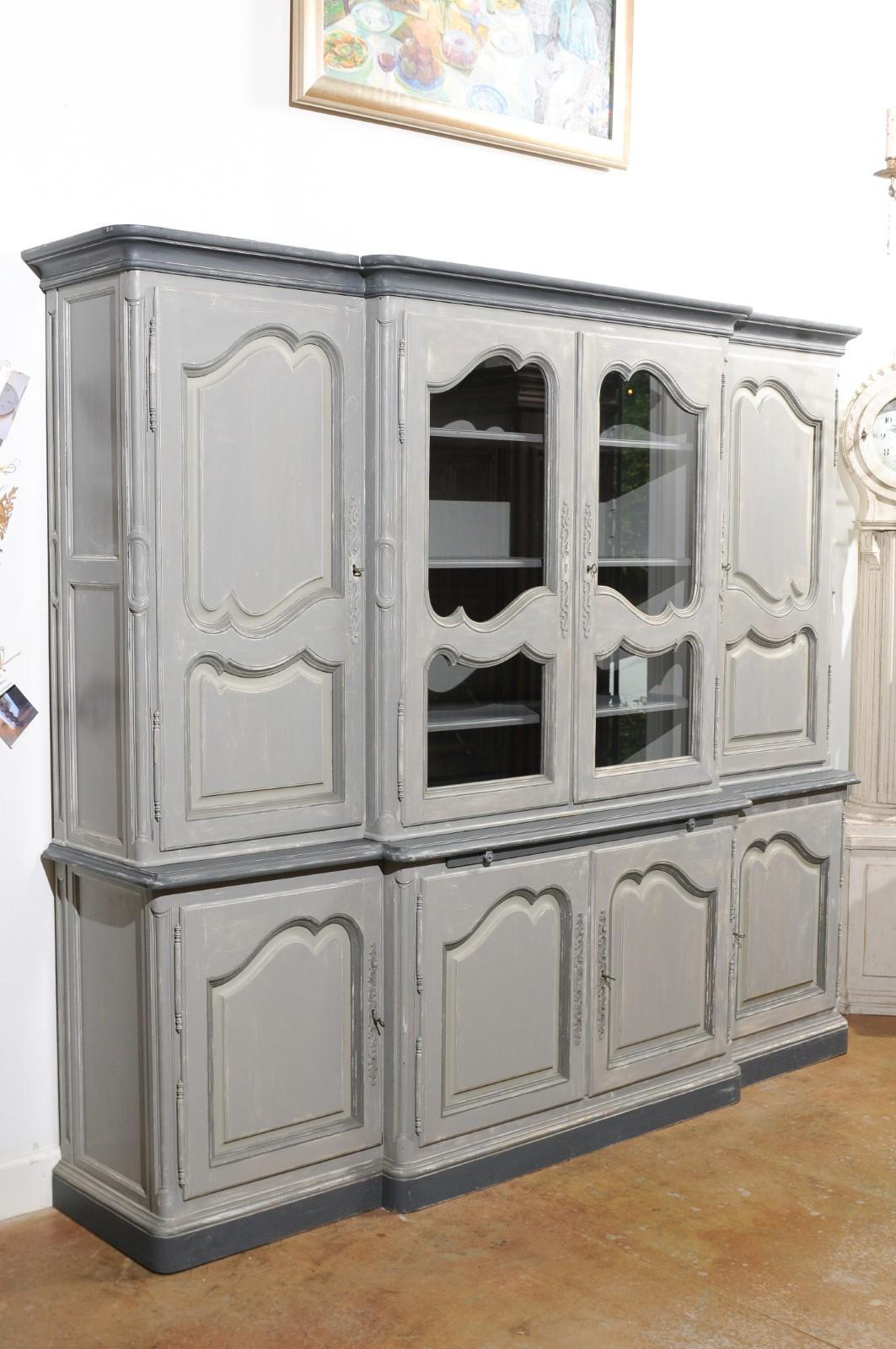 Zweiteiliges, grau lackiertes Bücherregal im Louis-XV-Stil, maßgefertigt im Jahr 1978 im Angebot 4