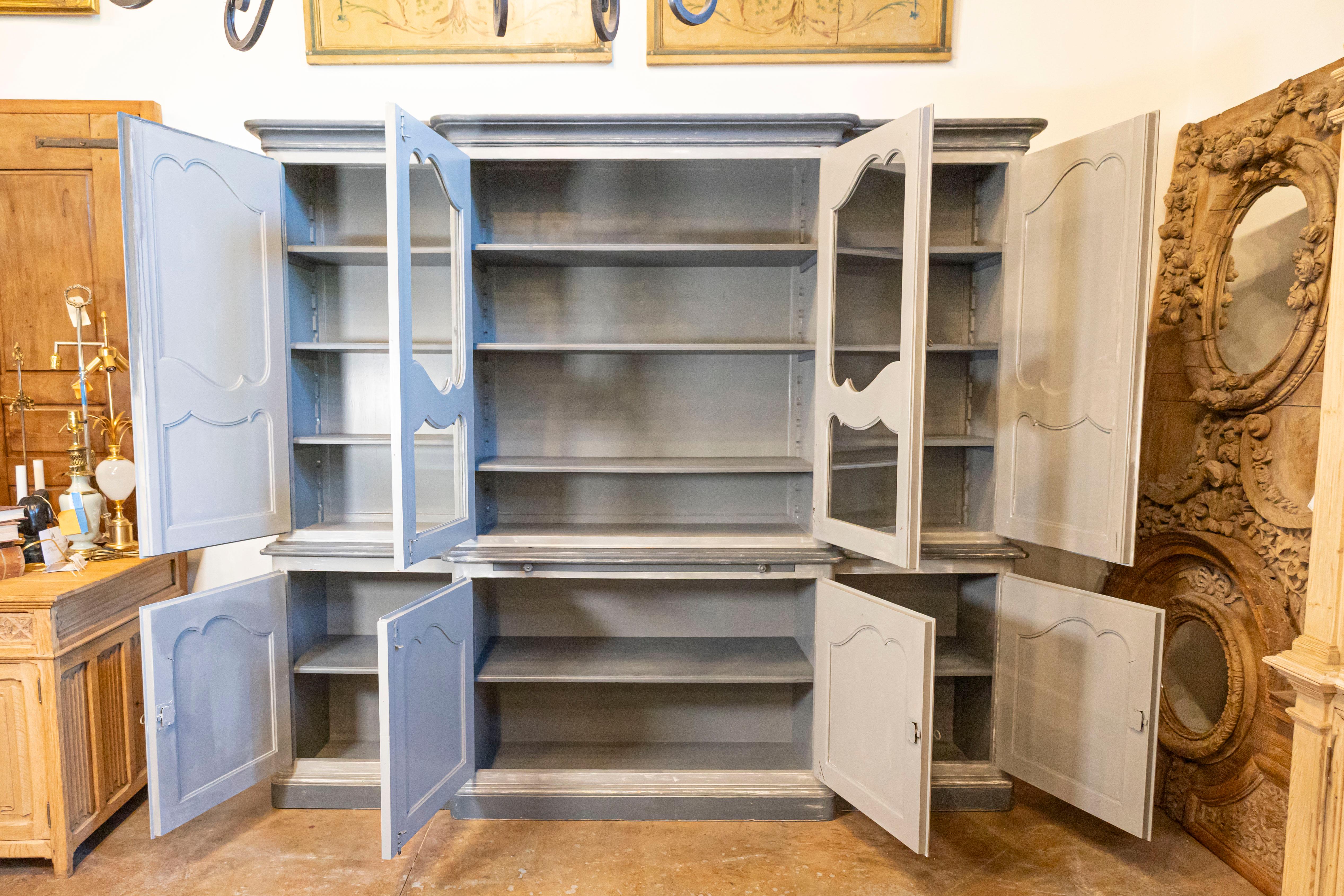 Francese Bibliothèque francese in due parti dipinta di grigio in stile Luigi XV, realizzata su misura nel 1978 in vendita