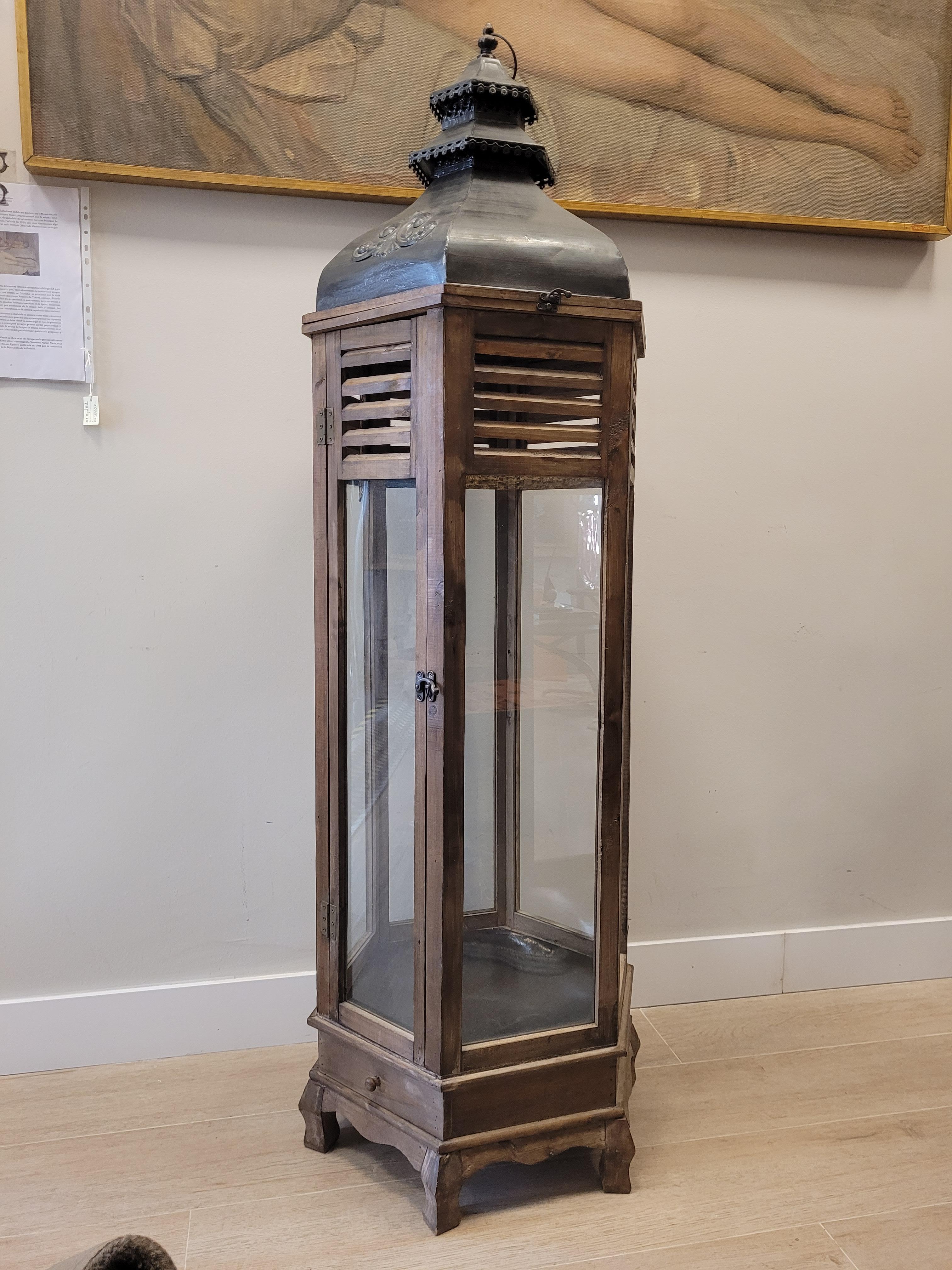 Amazing French lantern or photophore, in the French Provencal style but made in the 20th century.
A large size and beauty characterizes this photophore, in the shape of a house, with faceted and profiled wooden walls with glass, it opens with a door