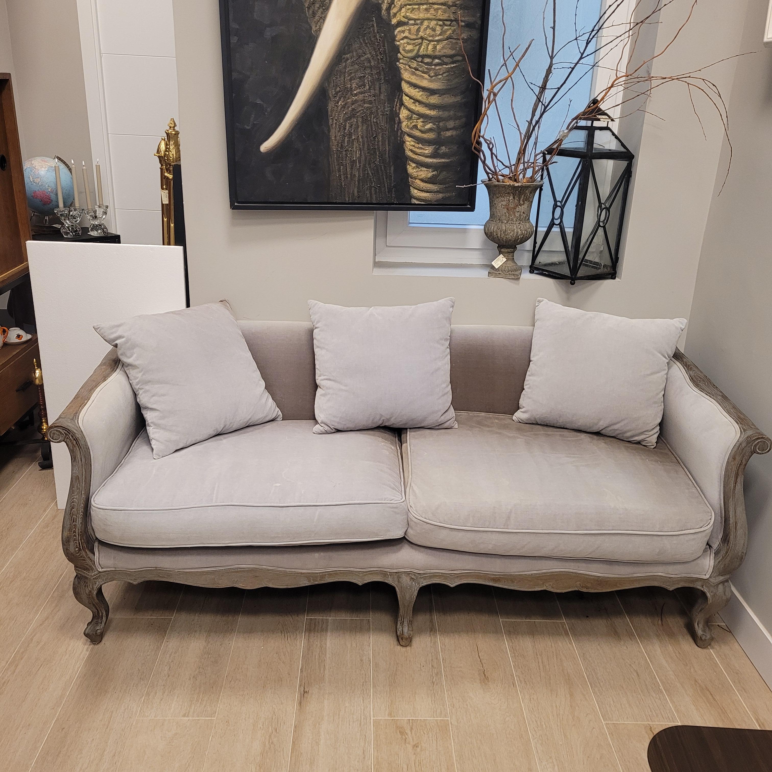 Großes Sofa im französischen grauen Provinzial-Stil  (Französische Provence) im Angebot