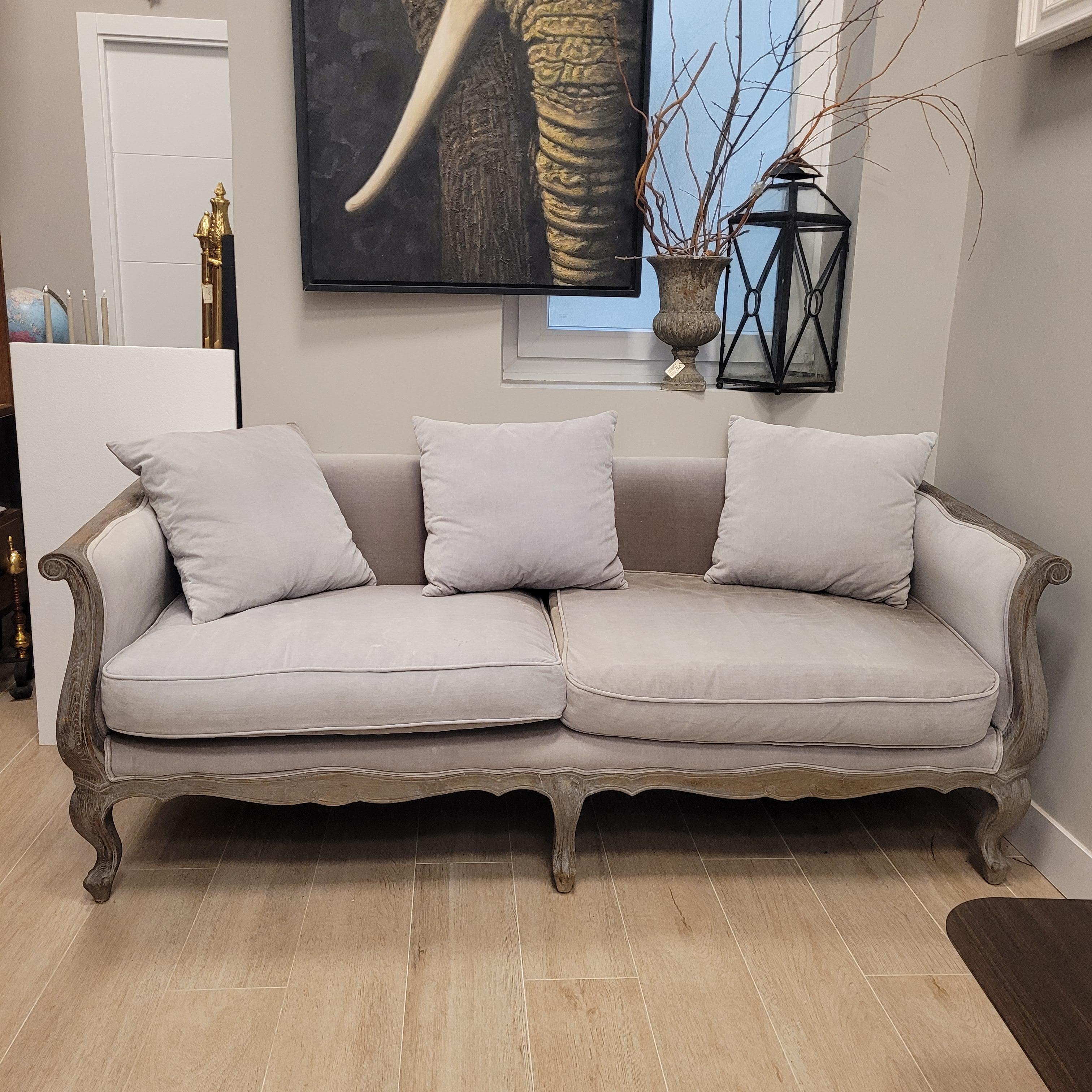 Großes Sofa im französischen grauen Provinzial-Stil  (Französisch) im Angebot