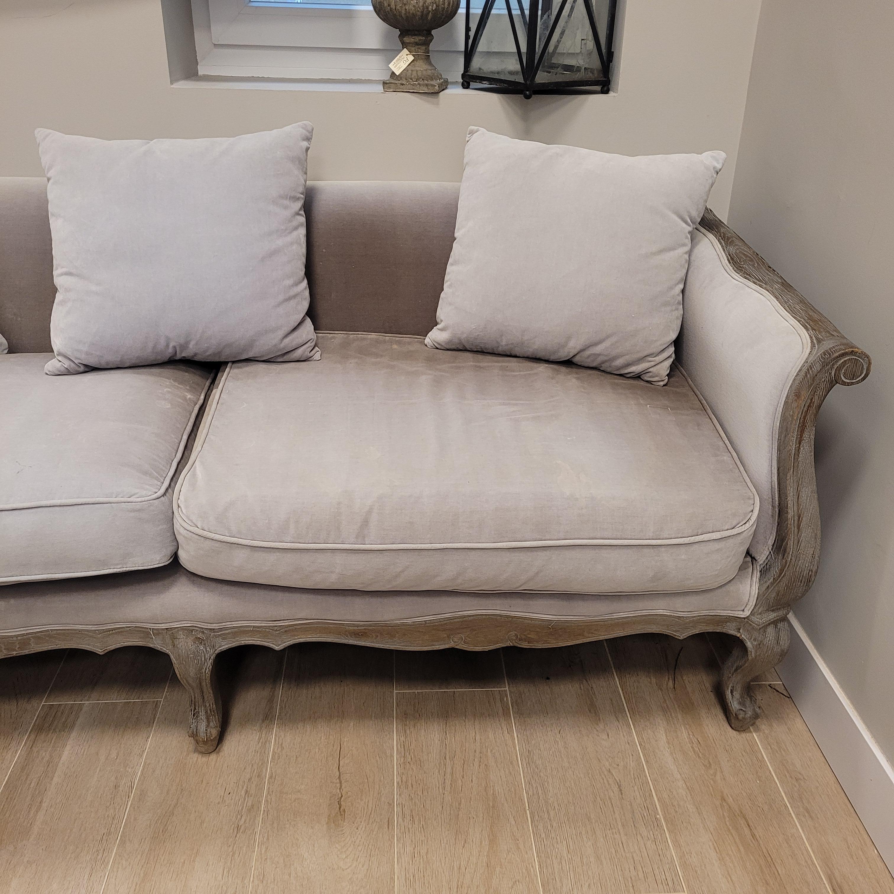 Großes Sofa im französischen grauen Provinzial-Stil  (Handbemalt) im Angebot