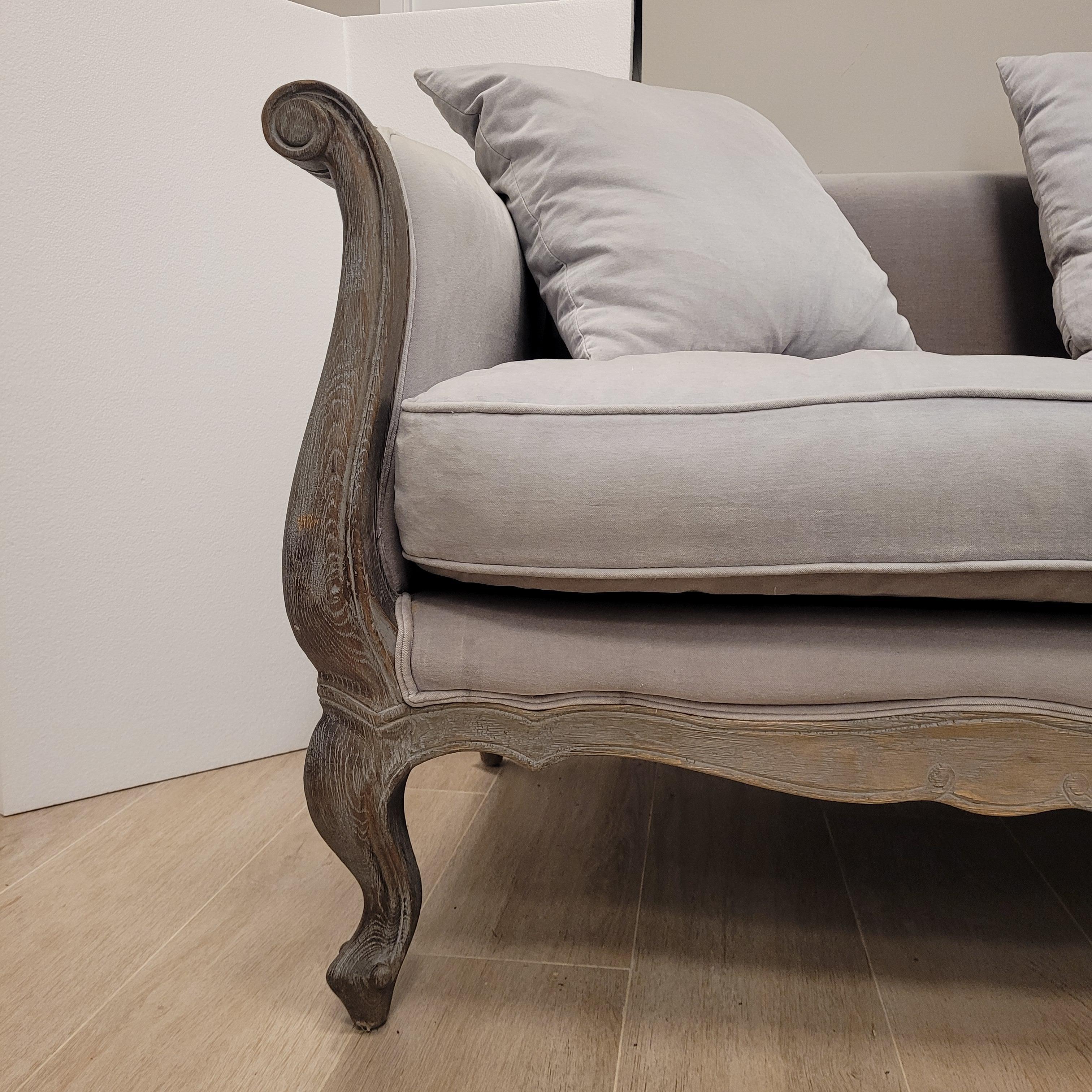 Großes Sofa im französischen grauen Provinzial-Stil  (Samt) im Angebot