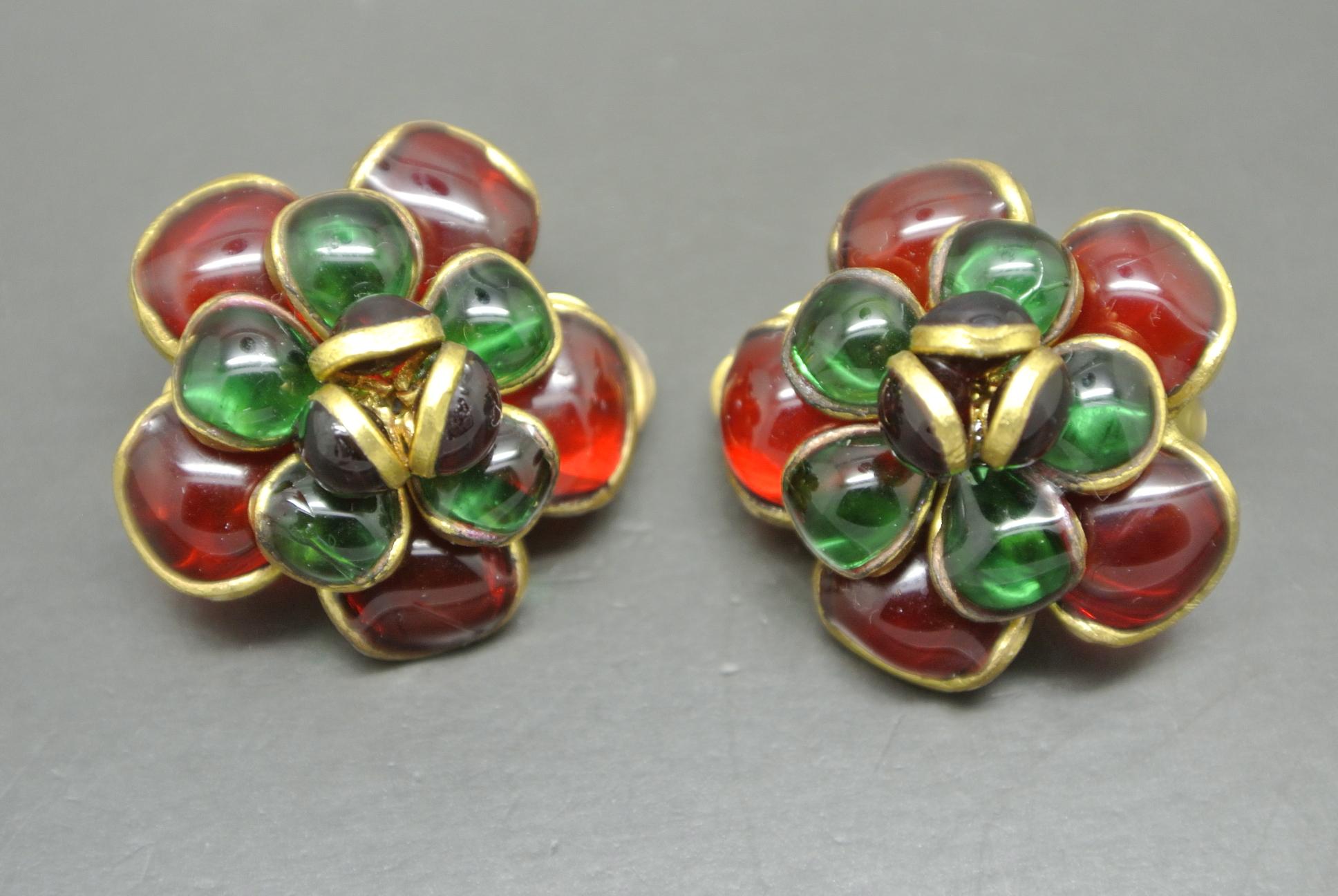 French Gripoix camelia flower Green red Poured Glass Earrings In Good Condition For Sale In London, GB
