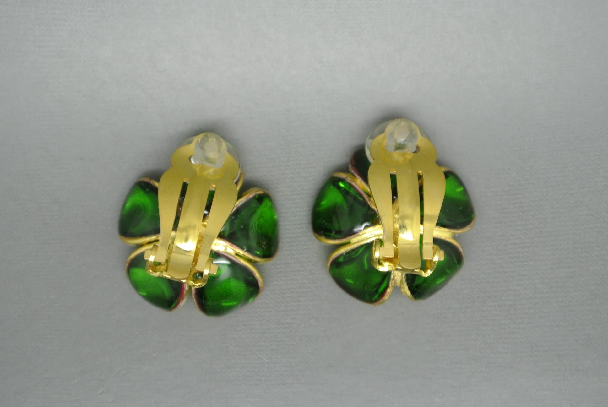 Couture earrings
Made in france originally
by Gripoix
classic flower design
not signed